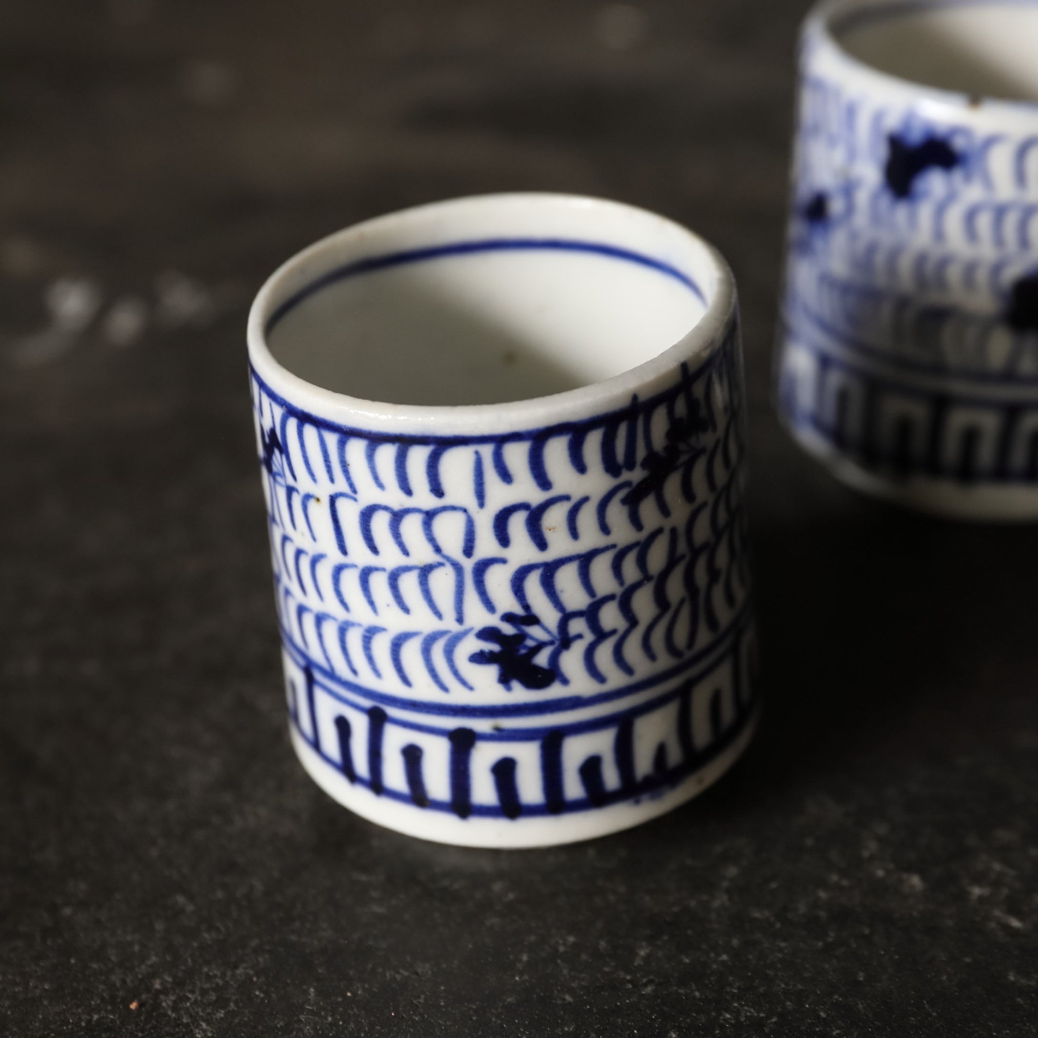 TAZA NOZOKI, Con azul bajo cubierta diseño de roleos finos, juego de 5