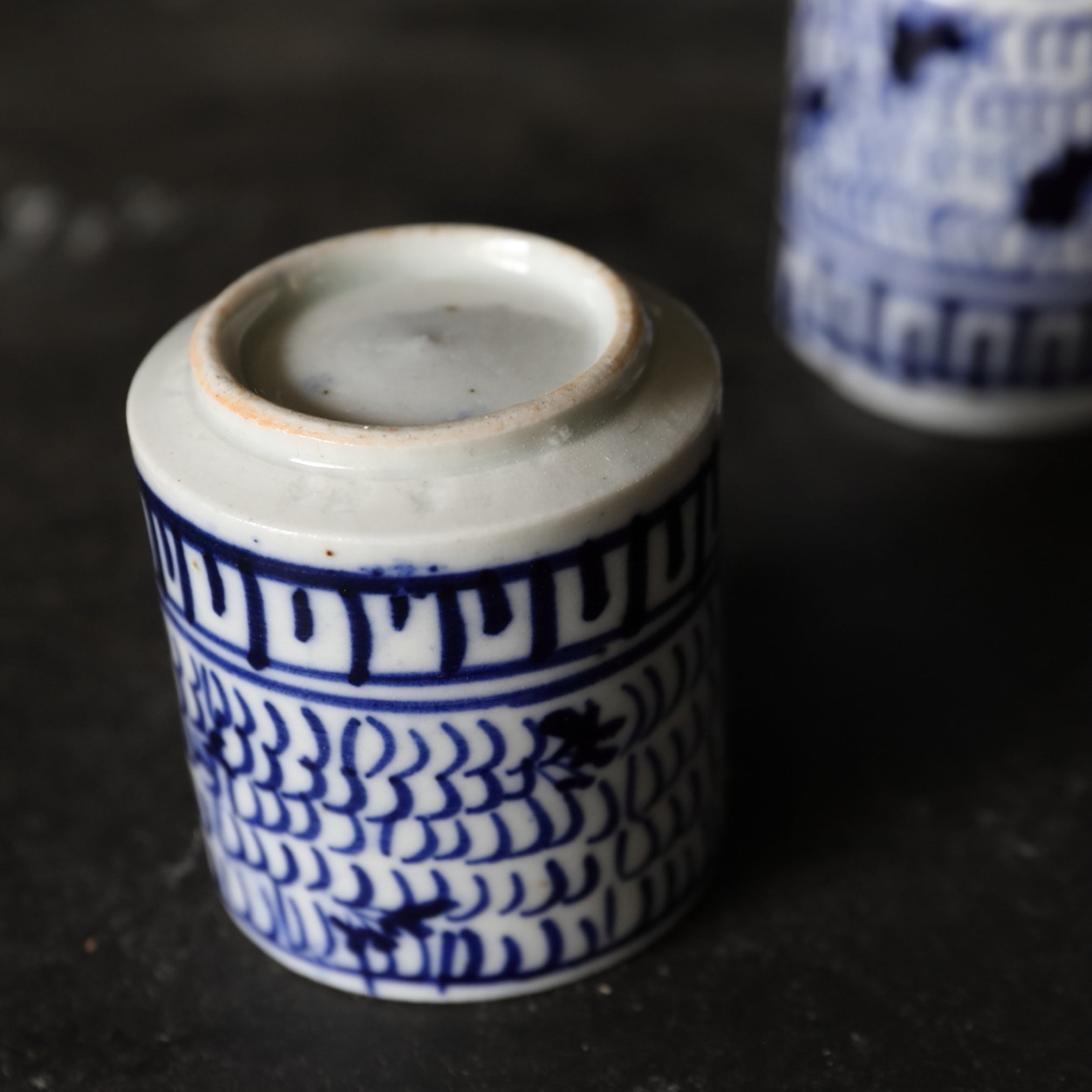 TAZA NOZOKI, Con azul bajo cubierta diseño de roleos finos, juego de 5