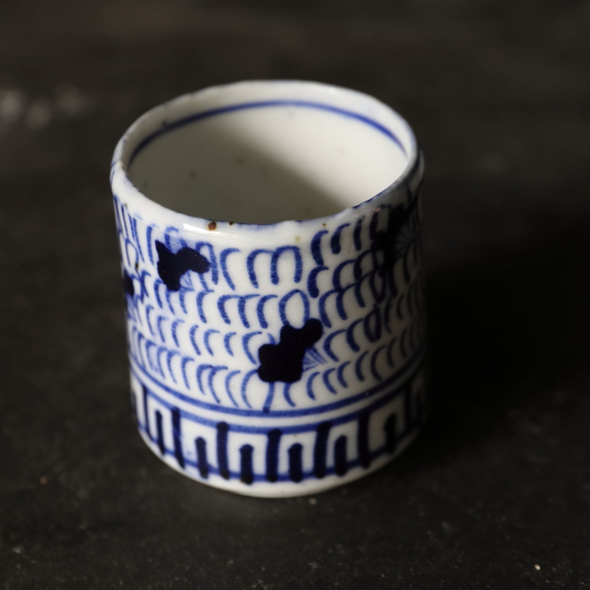 TAZA NOZOKI, Con azul bajo cubierta diseño de roleos finos, juego de 5