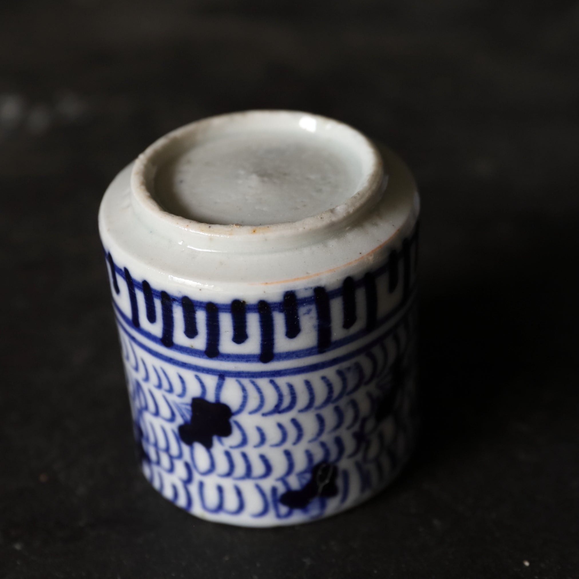 TAZA NOZOKI, Con azul bajo cubierta diseño de roleos finos, juego de 5