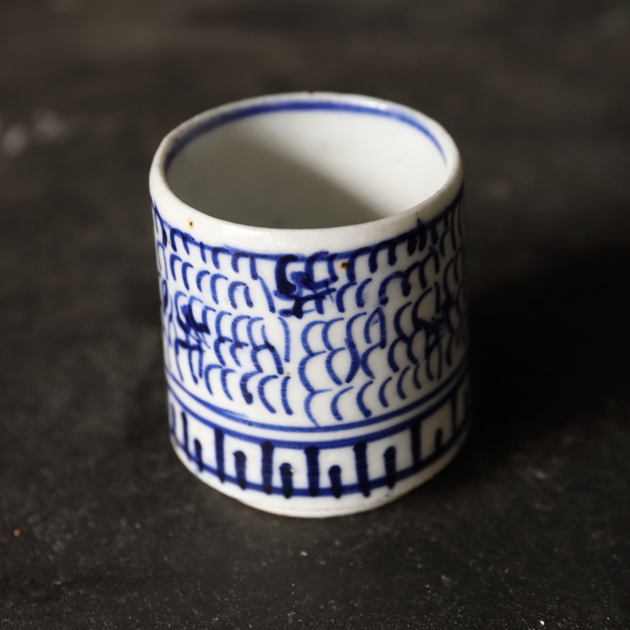 TAZA NOZOKI, Con azul bajo cubierta diseño de roleos finos, juego de 5