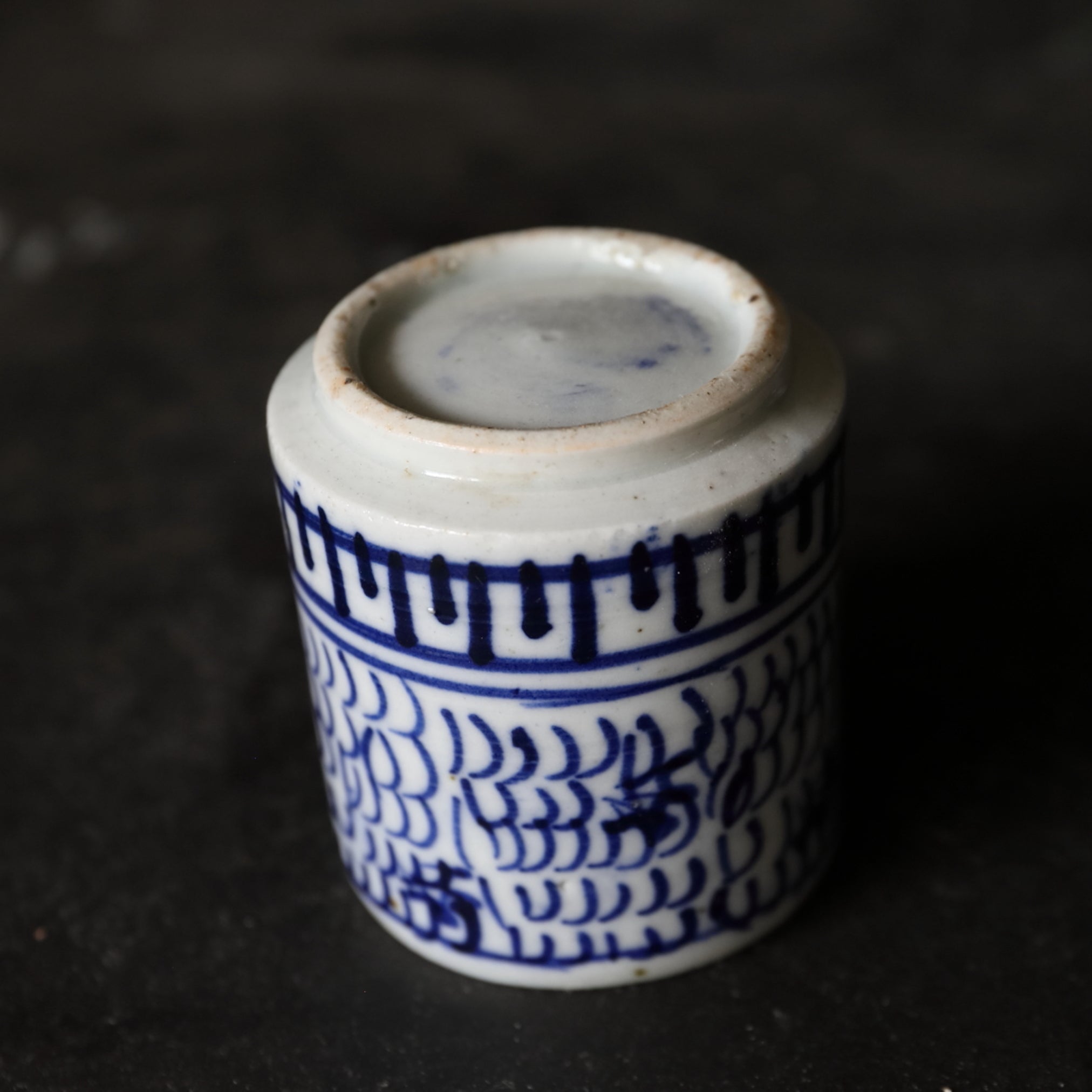 TAZA NOZOKI, Con azul bajo cubierta diseño de roleos finos, juego de 5