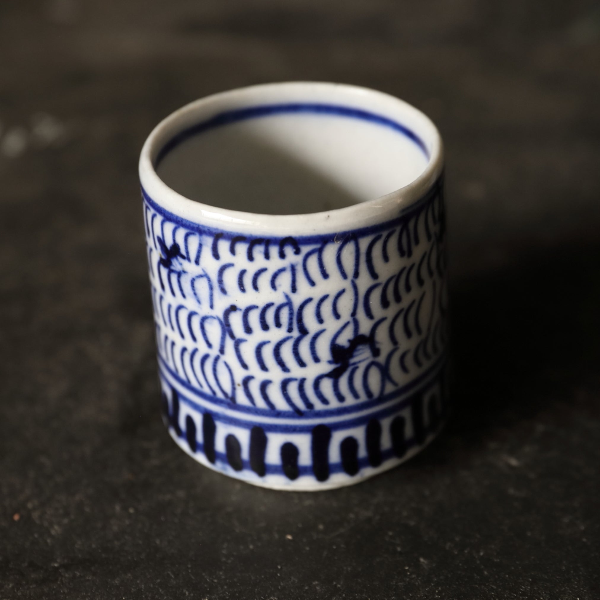 TAZA NOZOKI, Con azul bajo cubierta diseño de roleos finos, juego de 5