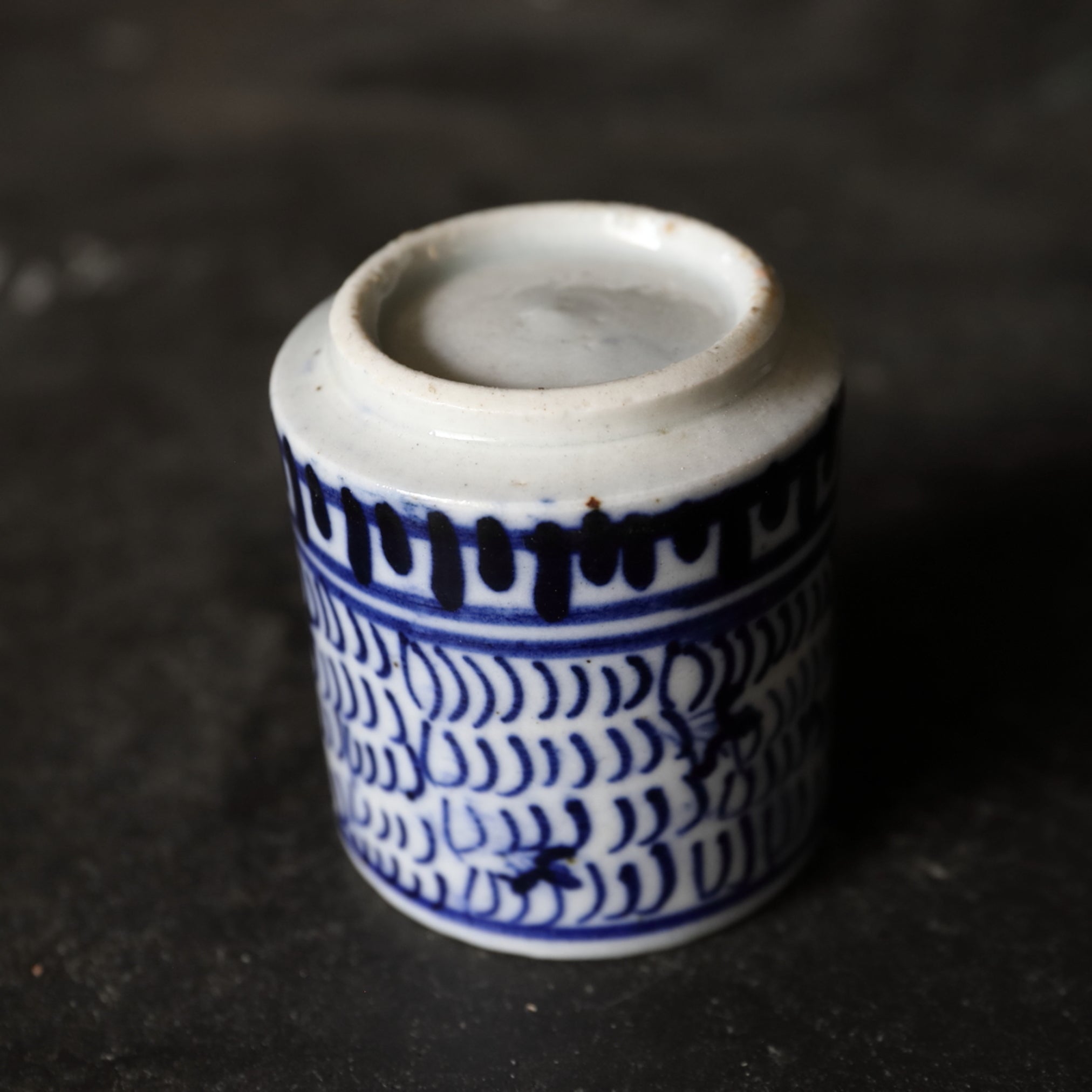 TAZA NOZOKI, Con azul bajo cubierta diseño de roleos finos, juego de 5