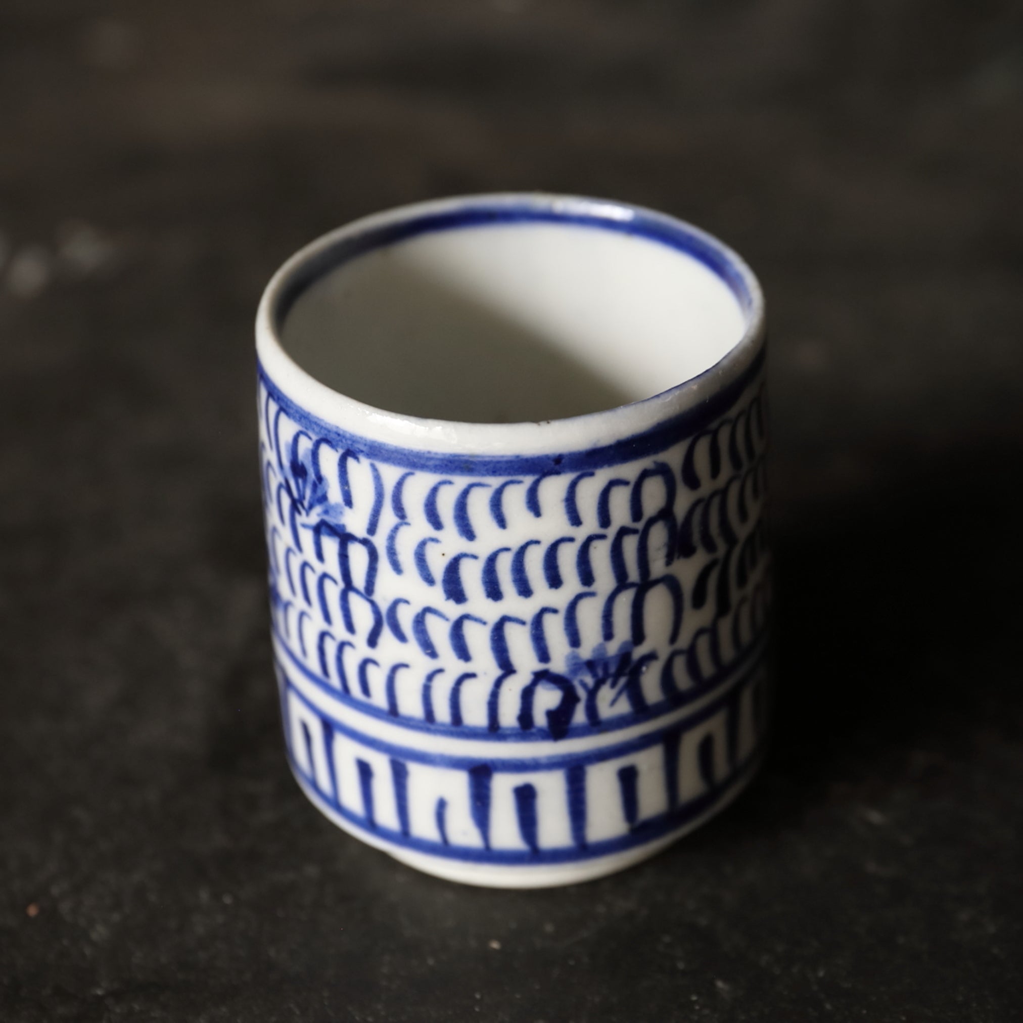 TAZA NOZOKI, Con azul bajo cubierta diseño de roleos finos, juego de 5
