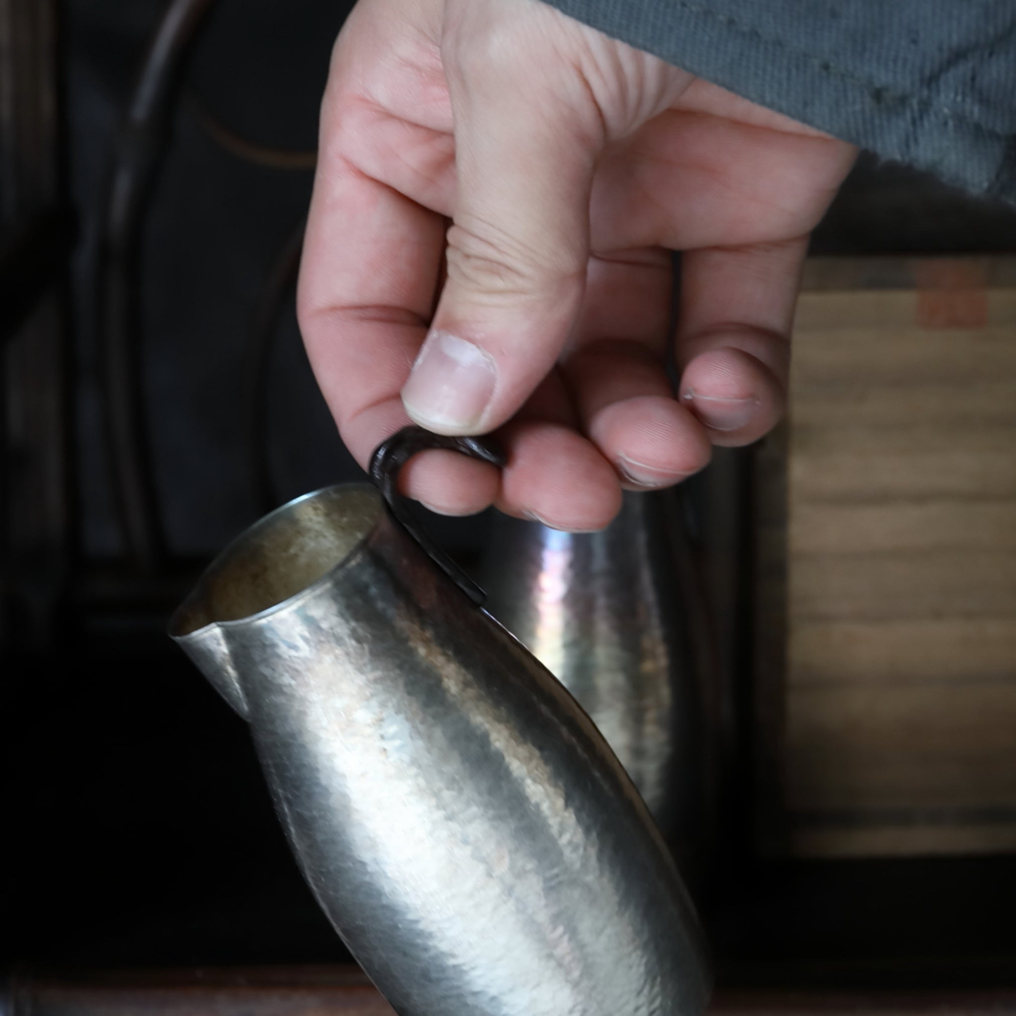 VERTEDOR DE SAKE DE PLATA, Con acabado martillado y asa en forma de lingzhi, marca seitetsudō, ōoka teppei zō, par