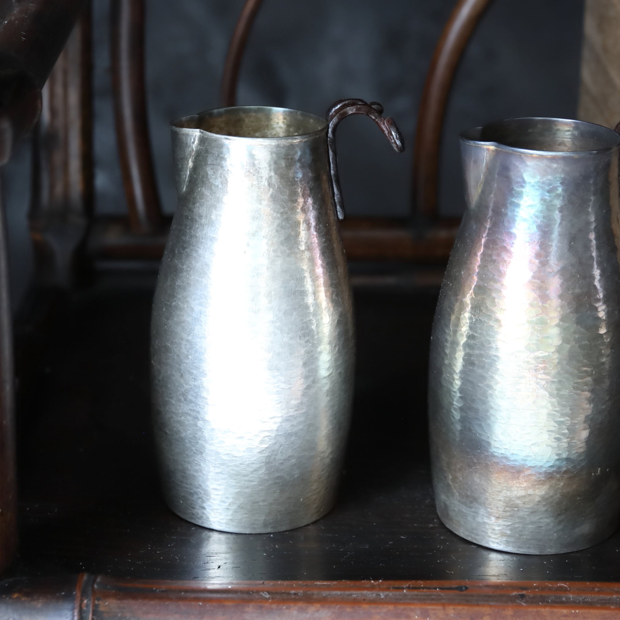VERTEDOR DE SAKE DE PLATA, Con acabado martillado y asa en forma de lingzhi, marca seitetsudō, ōoka teppei zō, par