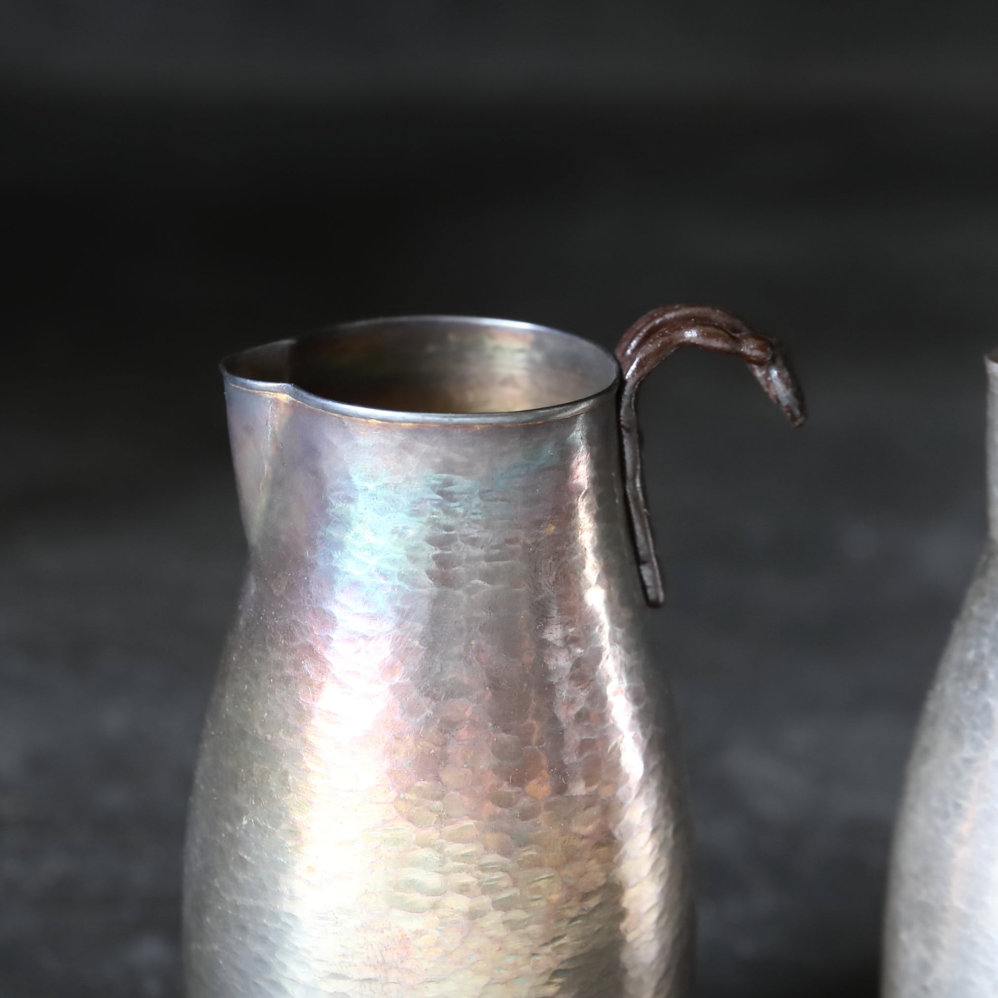 VERTEDOR DE SAKE DE PLATA, Con acabado martillado y asa en forma de lingzhi, marca seitetsudō, ōoka teppei zō, par
