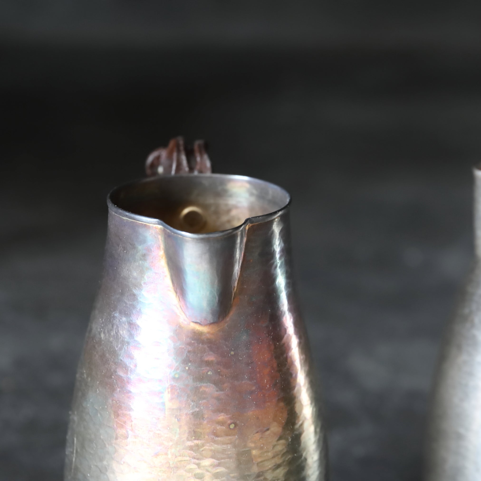 VERTEDOR DE SAKE DE PLATA, Con acabado martillado y asa en forma de lingzhi, marca seitetsudō, ōoka teppei zō, par
