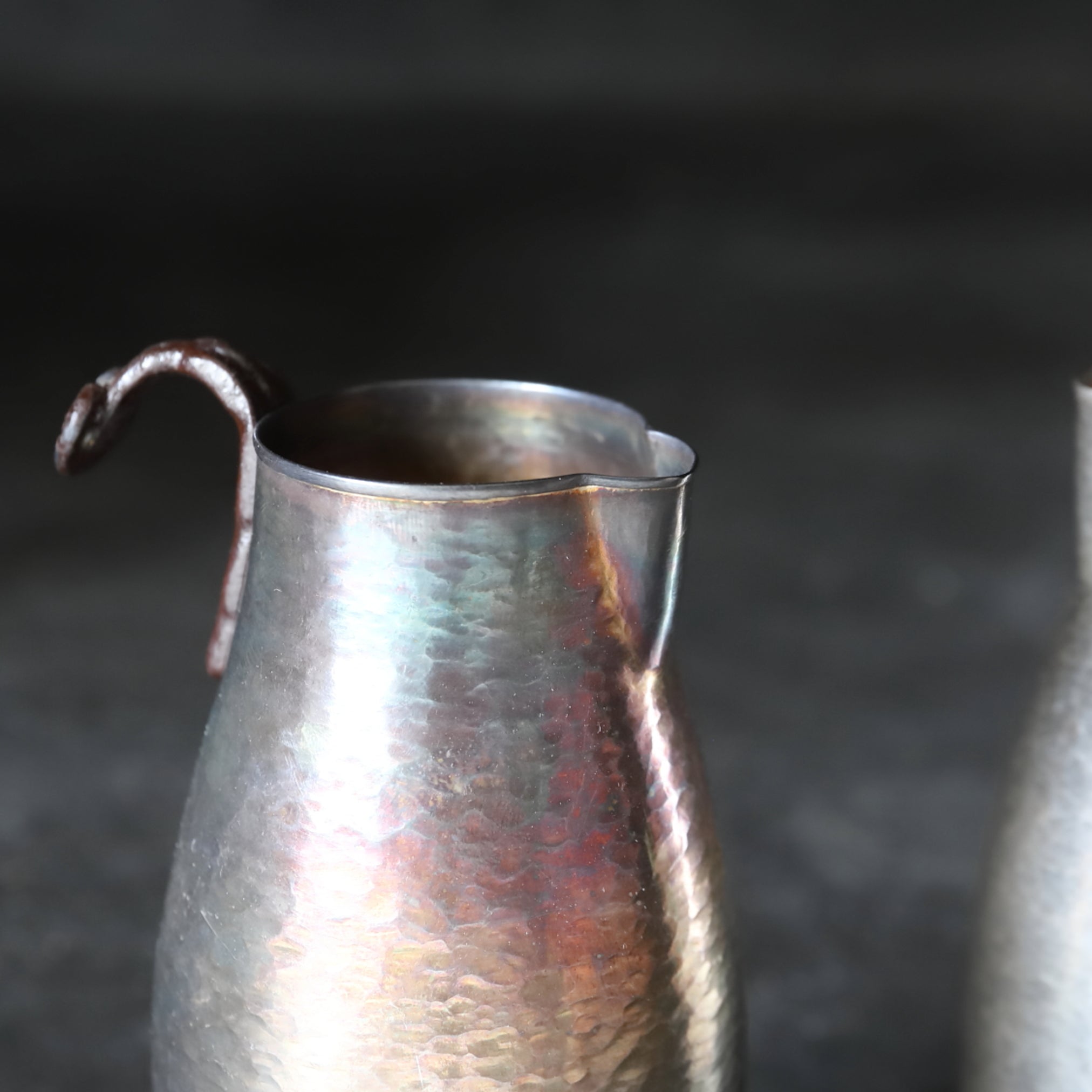 VERTEDOR DE SAKE DE PLATA, Con acabado martillado y asa en forma de lingzhi, marca seitetsudō, ōoka teppei zō, par