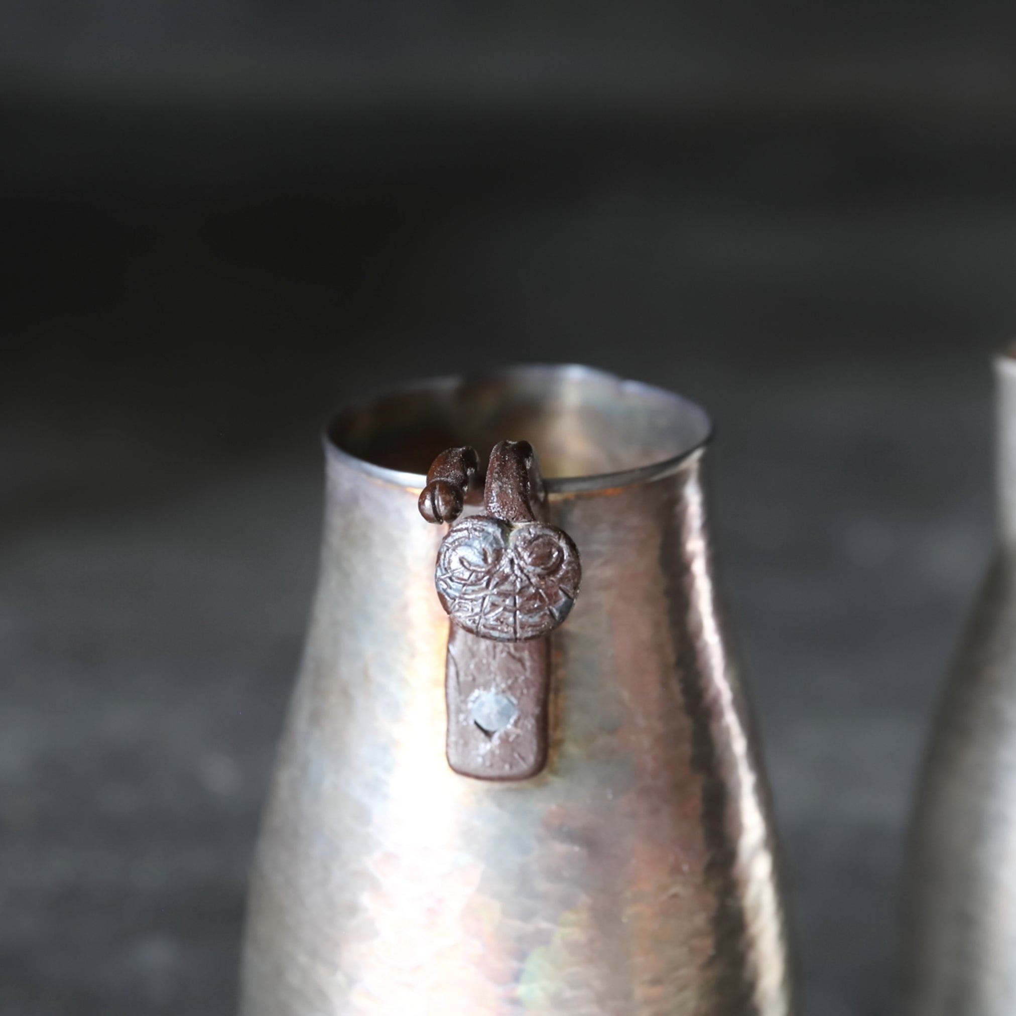 VERTEDOR DE SAKE DE PLATA, Con acabado martillado y asa en forma de lingzhi, marca seitetsudō, ōoka teppei zō, par