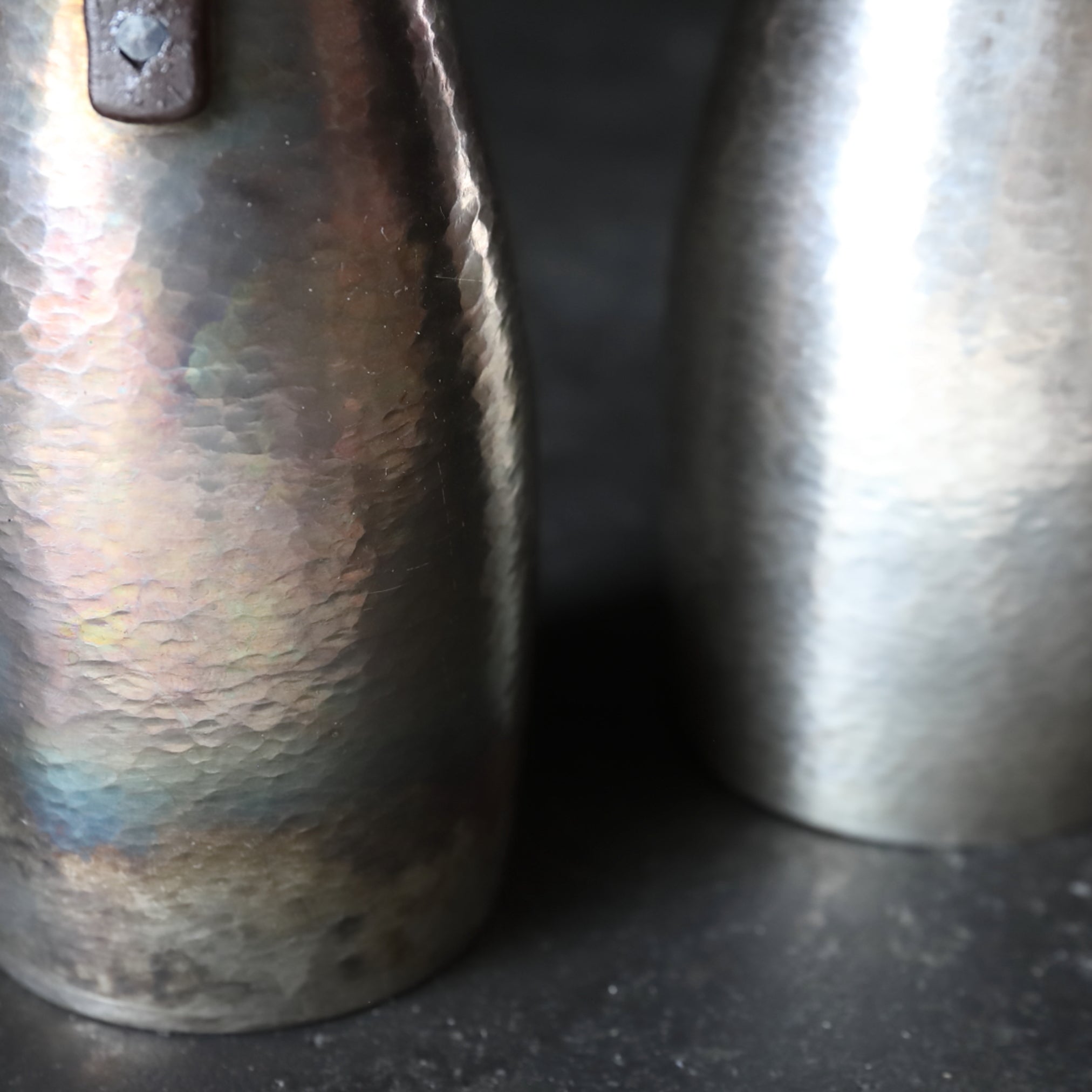 VERTEDOR DE SAKE DE PLATA, Con acabado martillado y asa en forma de lingzhi, marca seitetsudō, ōoka teppei zō, par