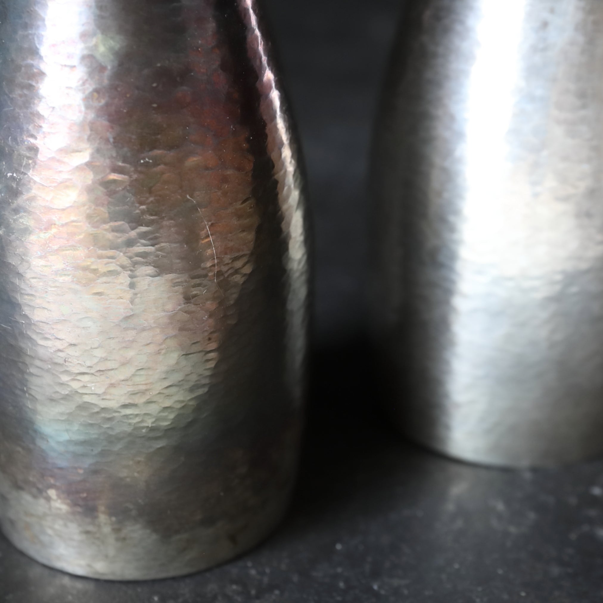 VERTEDOR DE SAKE DE PLATA, Con acabado martillado y asa en forma de lingzhi, marca seitetsudō, ōoka teppei zō, par