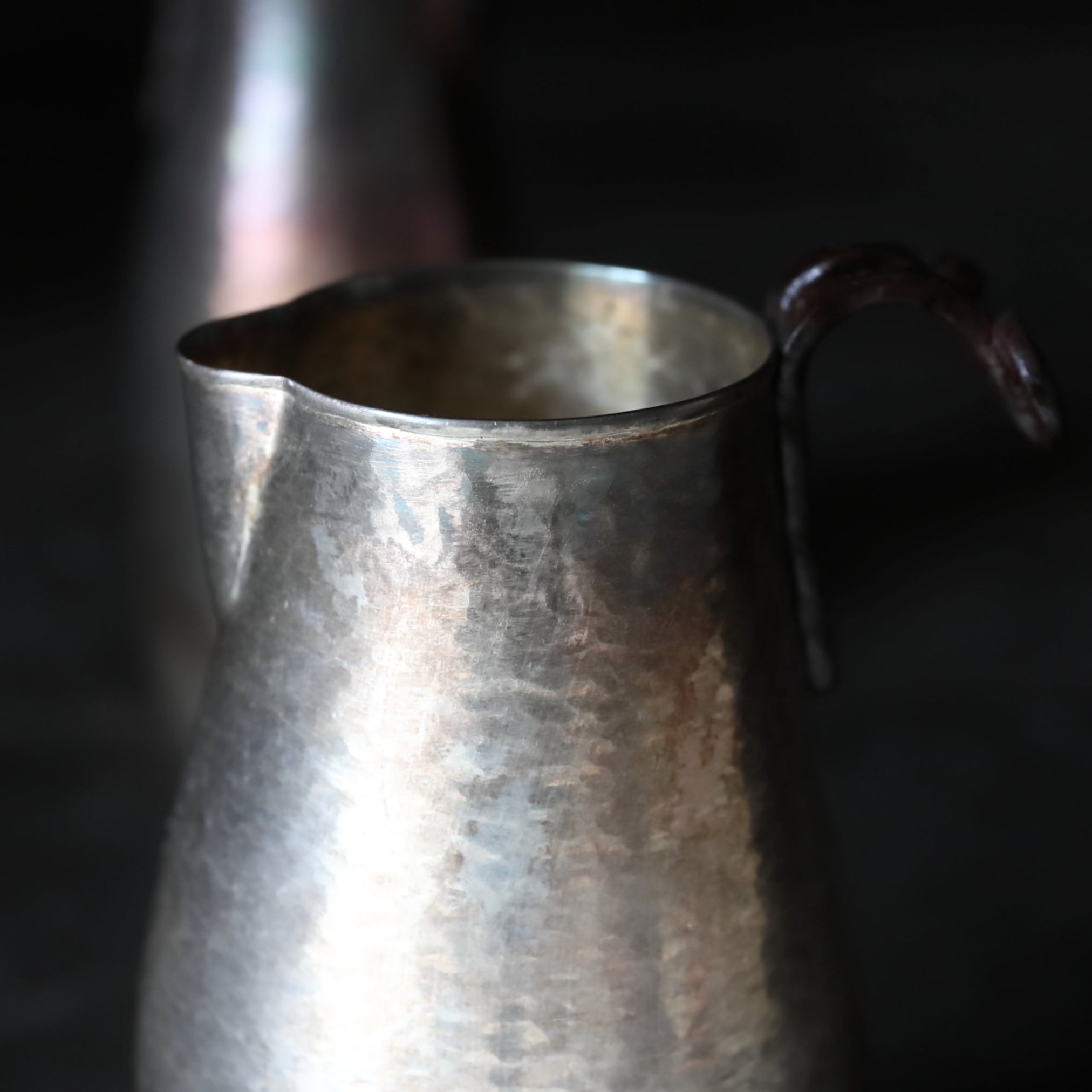 VERTEDOR DE SAKE DE PLATA, Con acabado martillado y asa en forma de lingzhi, marca seitetsudō, ōoka teppei zō, par