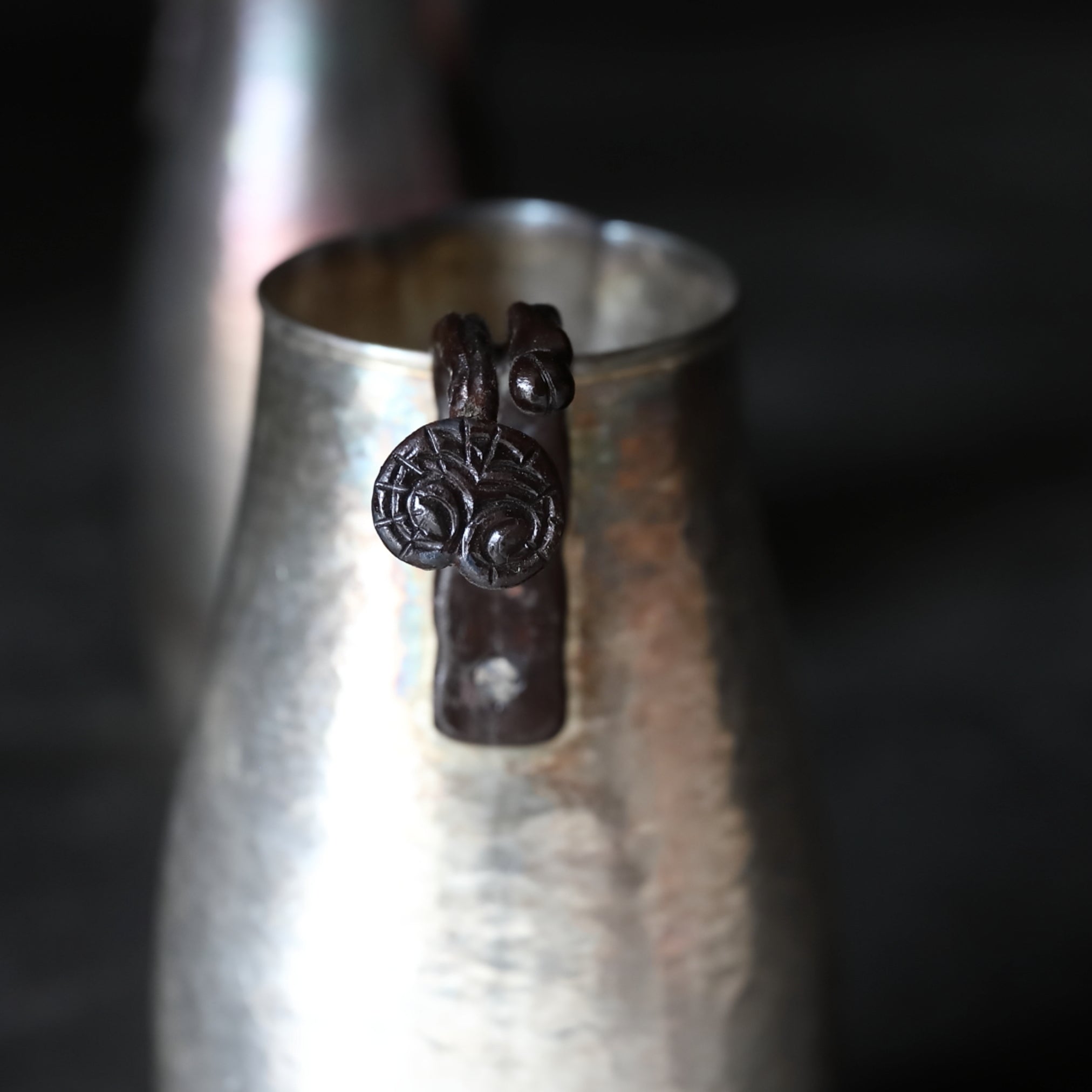 VERTEDOR DE SAKE DE PLATA, Con acabado martillado y asa en forma de lingzhi, marca seitetsudō, ōoka teppei zō, par