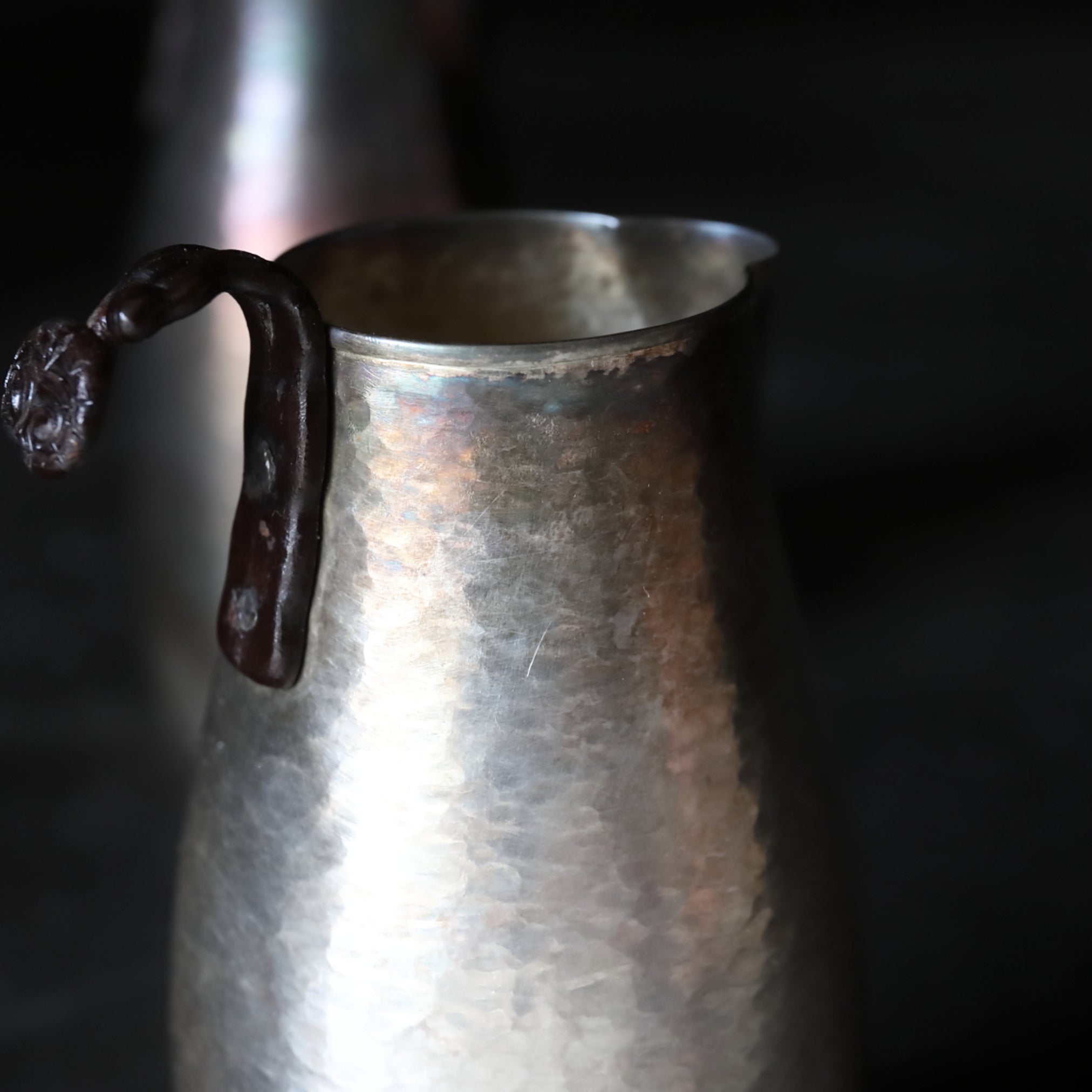 VERTEDOR DE SAKE DE PLATA, Con acabado martillado y asa en forma de lingzhi, marca seitetsudō, ōoka teppei zō, par