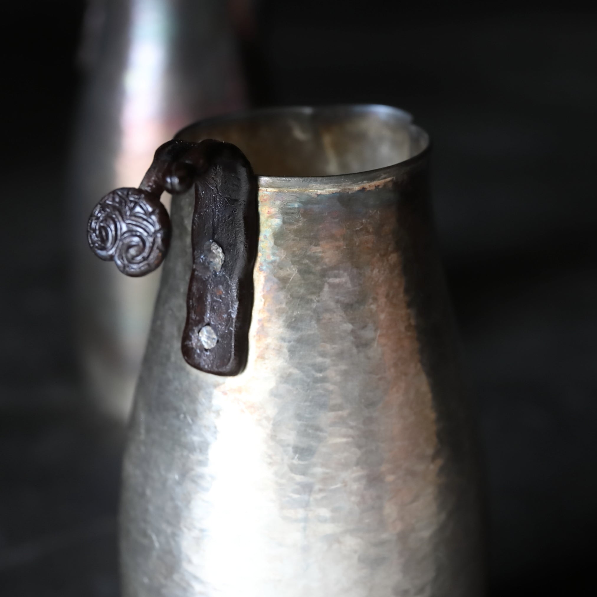 VERTEDOR DE SAKE DE PLATA, Con acabado martillado y asa en forma de lingzhi, marca seitetsudō, ōoka teppei zō, par
