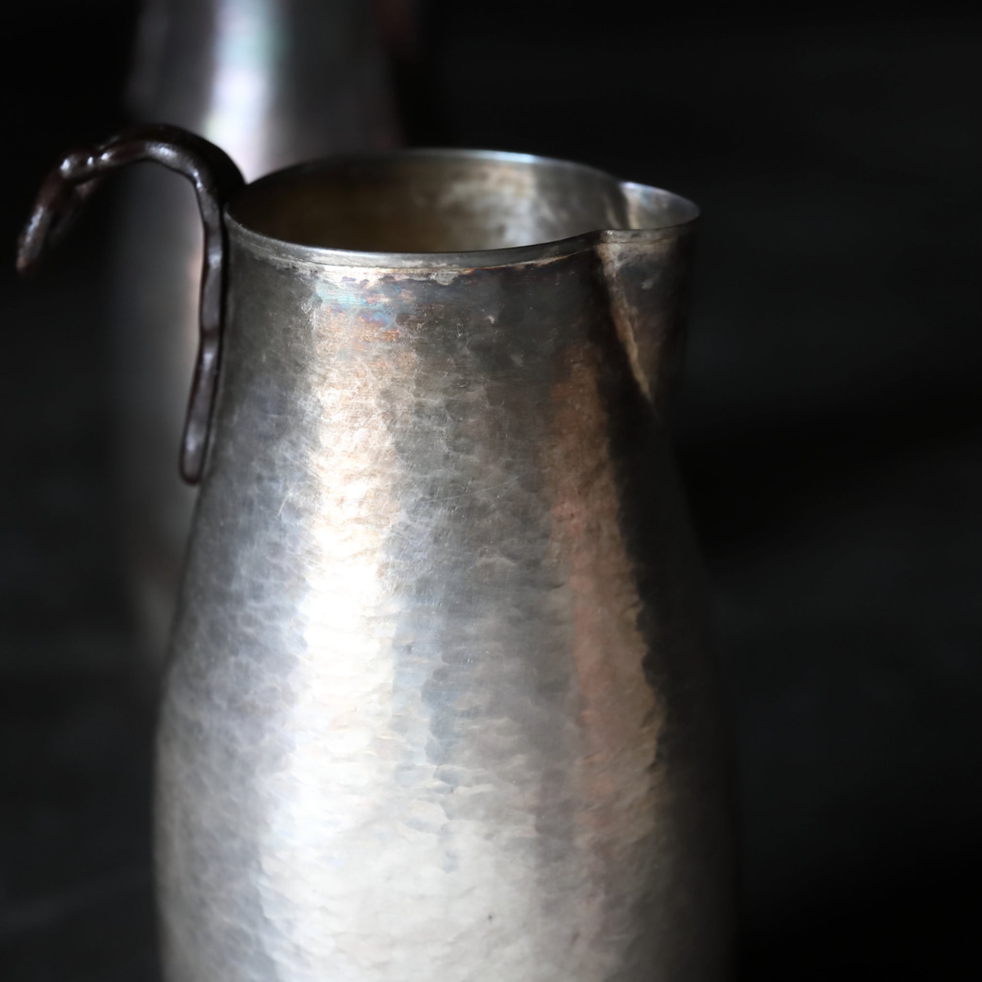 VERTEDOR DE SAKE DE PLATA, Con acabado martillado y asa en forma de lingzhi, marca seitetsudō, ōoka teppei zō, par