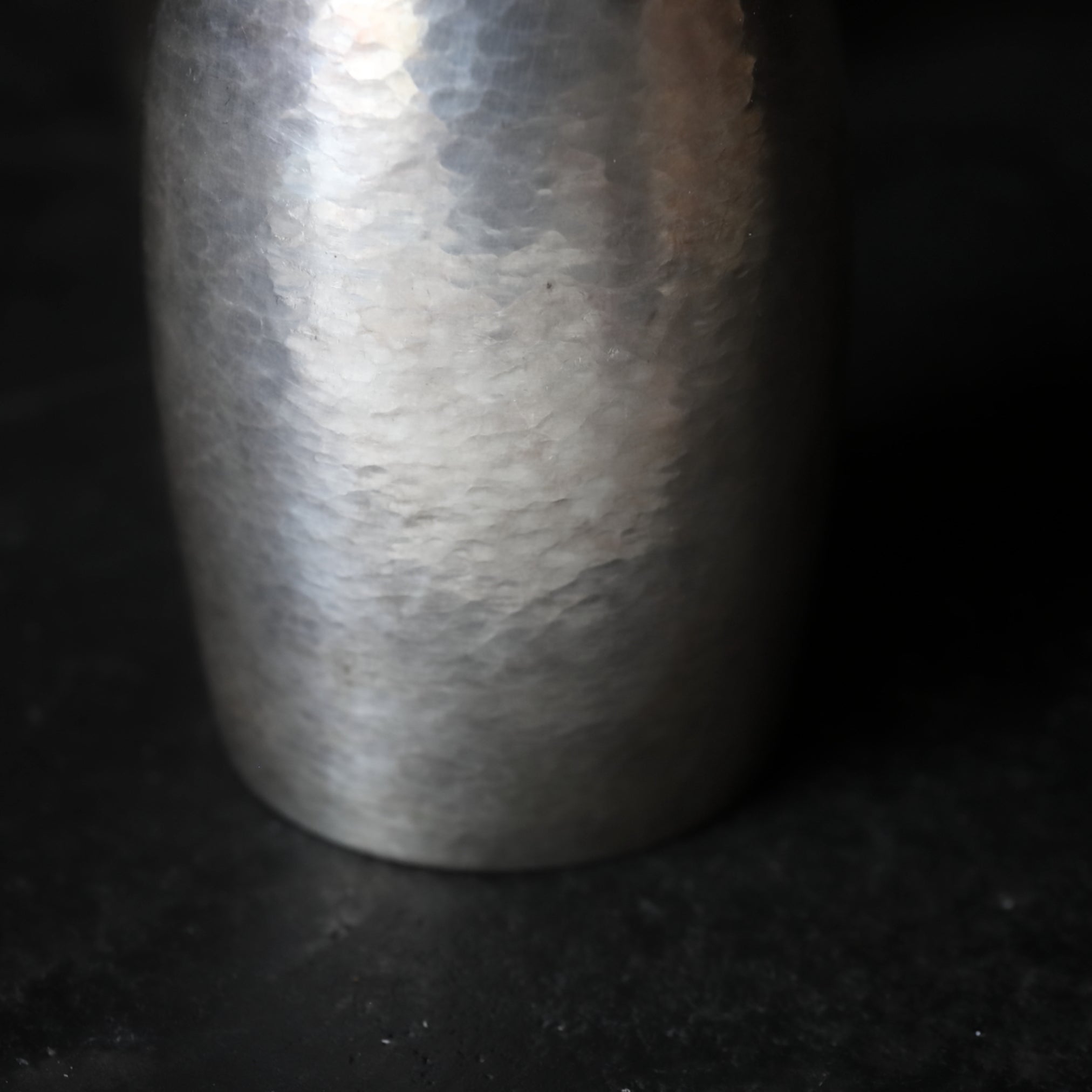 VERTEDOR DE SAKE DE PLATA, Con acabado martillado y asa en forma de lingzhi, marca seitetsudō, ōoka teppei zō, par
