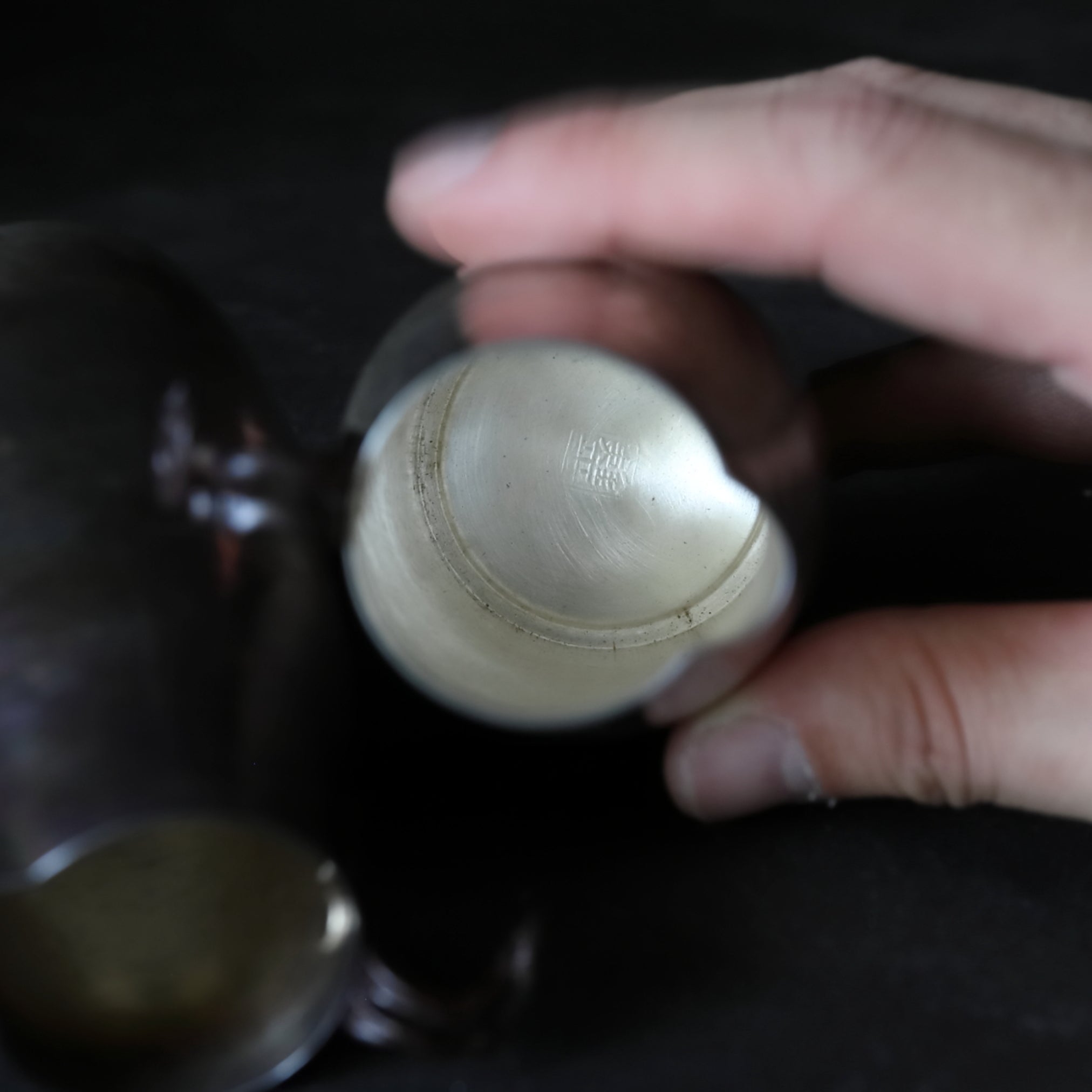 VERTEDOR DE SAKE DE PLATA, Con acabado martillado y asa en forma de lingzhi, marca seitetsudō, ōoka teppei zō, par