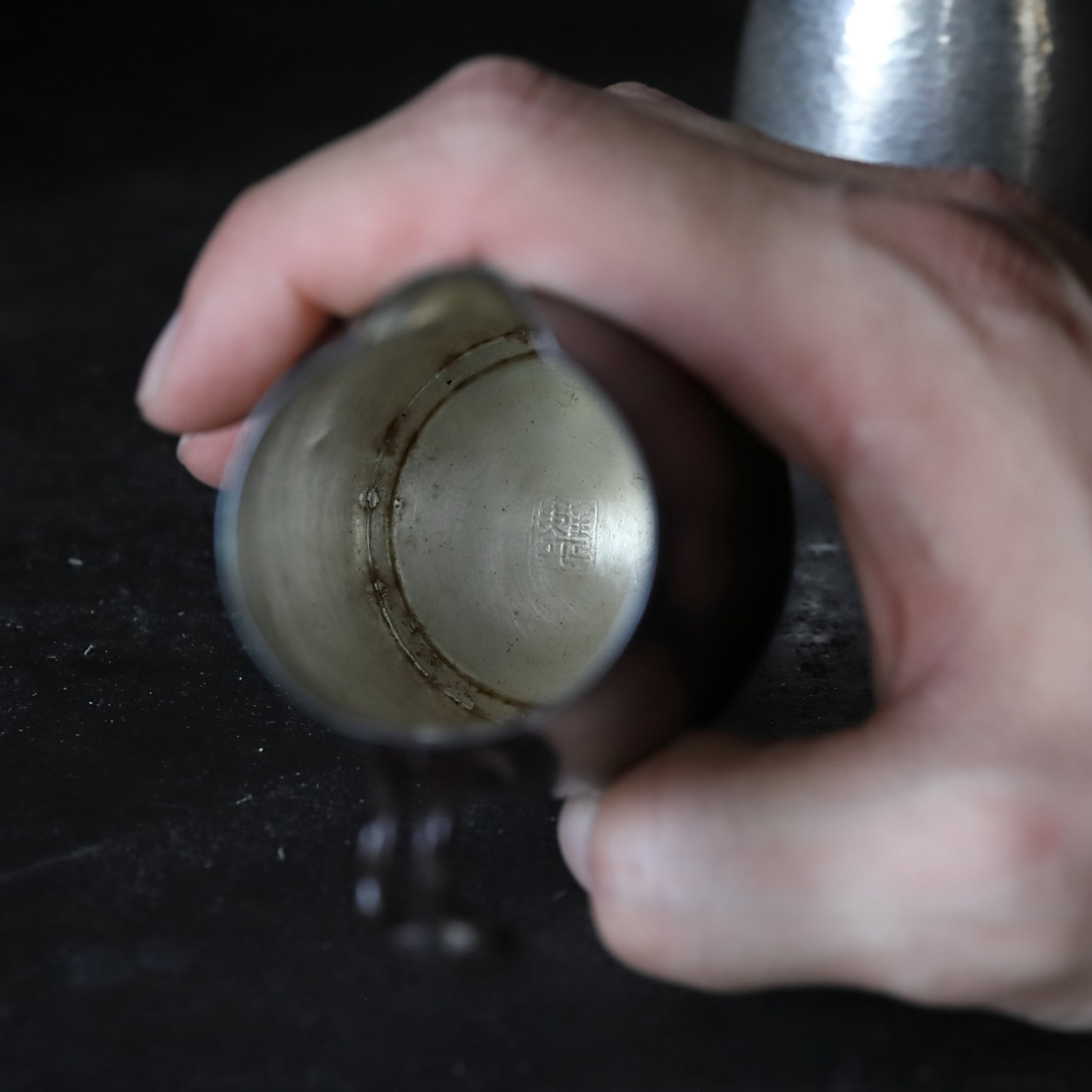 VERTEDOR DE SAKE DE PLATA, Con acabado martillado y asa en forma de lingzhi, marca seitetsudō, ōoka teppei zō, par