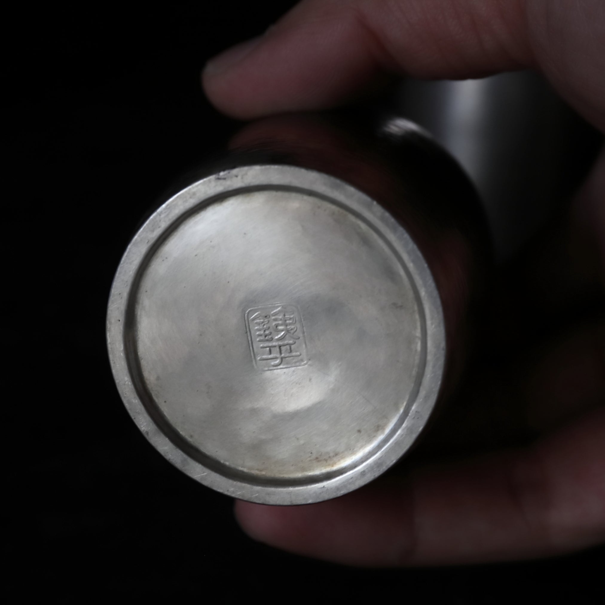 VERTEDOR DE SAKE DE PLATA, Con acabado martillado y asa en forma de lingzhi, marca seitetsudō, ōoka teppei zō, par