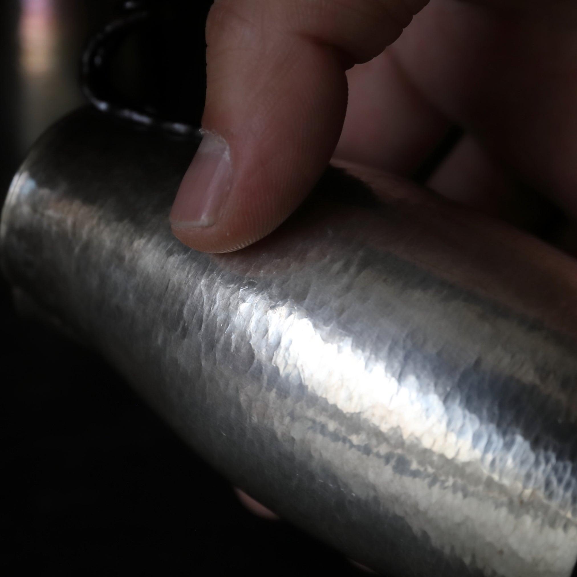 VERTEDOR DE SAKE DE PLATA, Con acabado martillado y asa en forma de lingzhi, marca seitetsudō, ōoka teppei zō, par