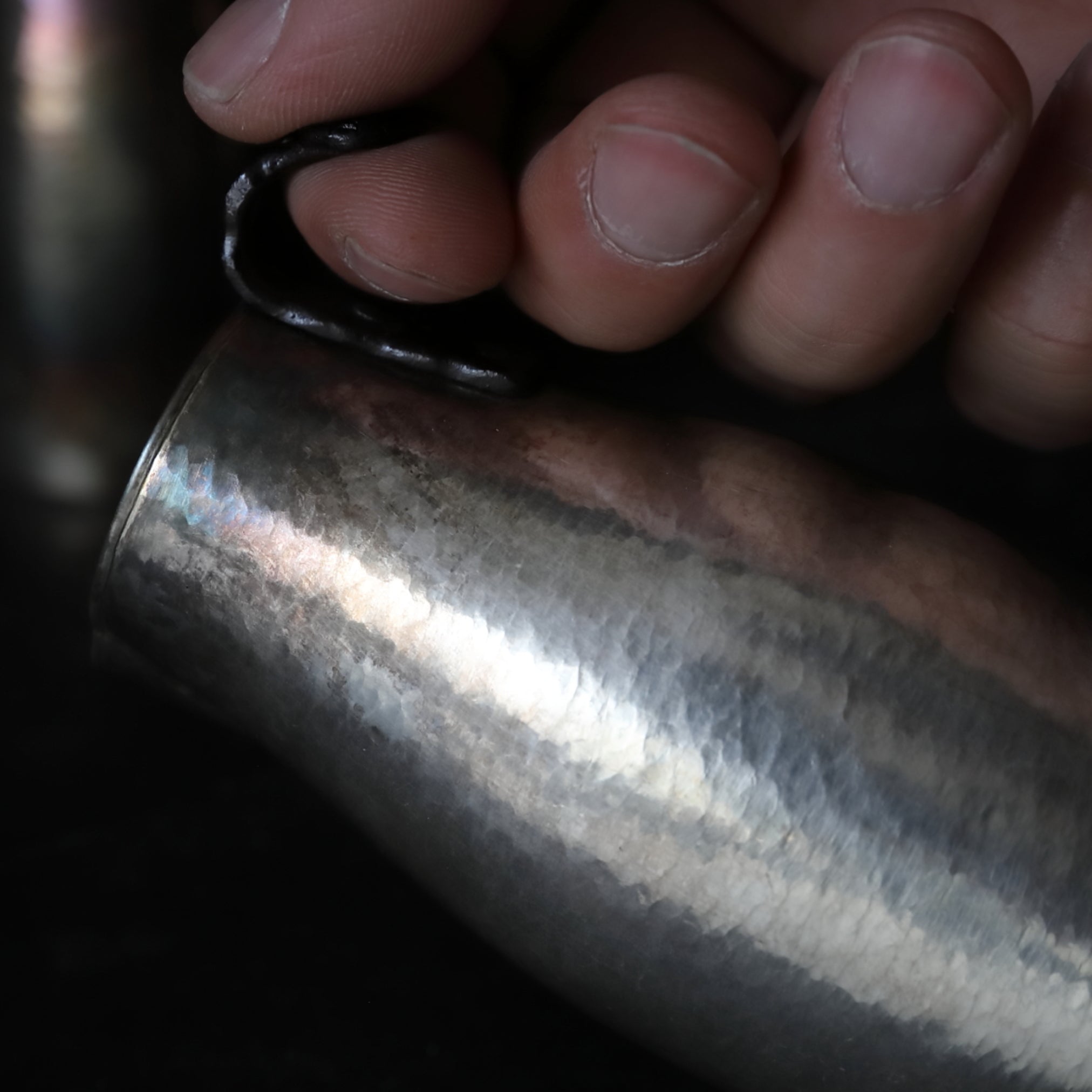 VERTEDOR DE SAKE DE PLATA, Con acabado martillado y asa en forma de lingzhi, marca seitetsudō, ōoka teppei zō, par