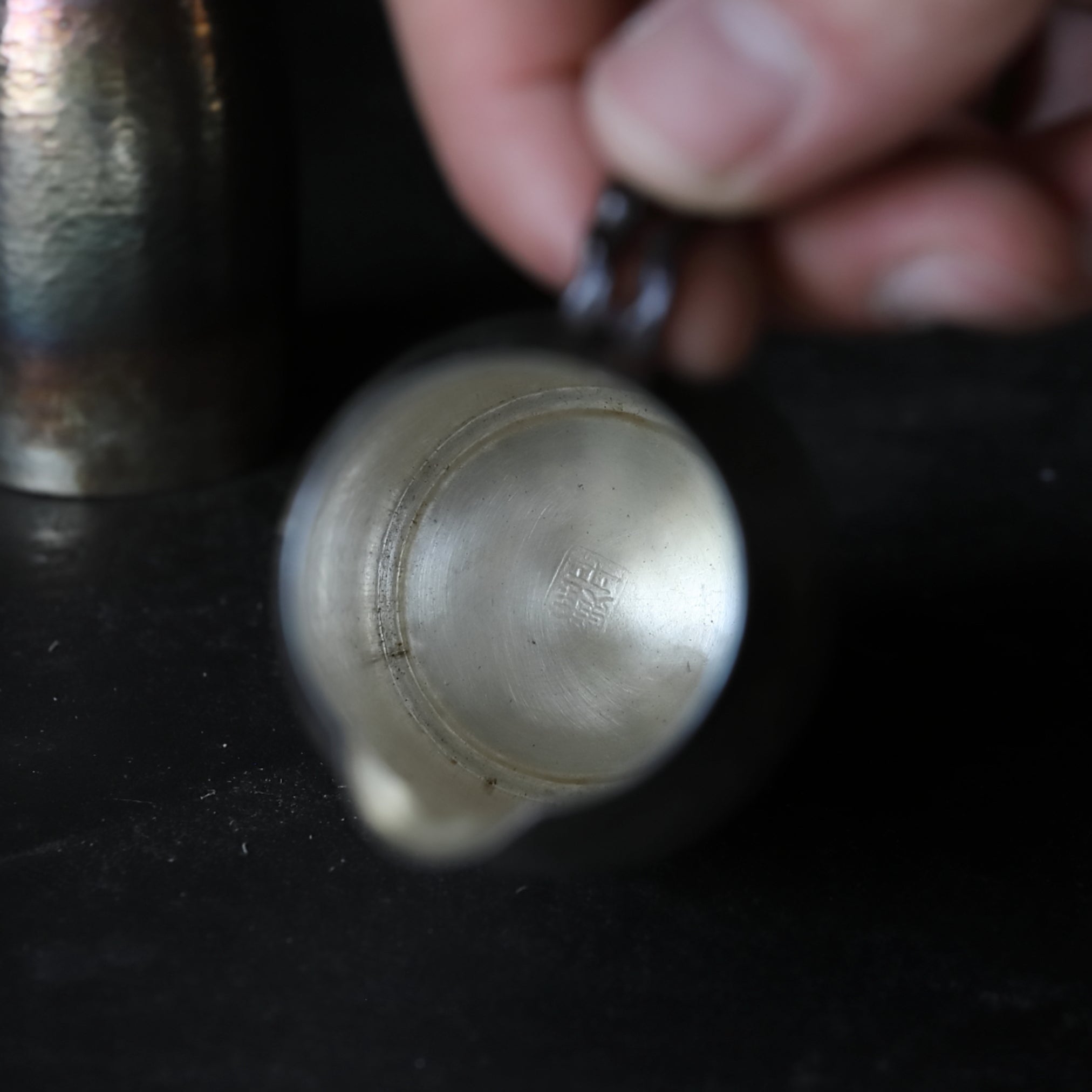 VERTEDOR DE SAKE DE PLATA, Con acabado martillado y asa en forma de lingzhi, marca seitetsudō, ōoka teppei zō, par