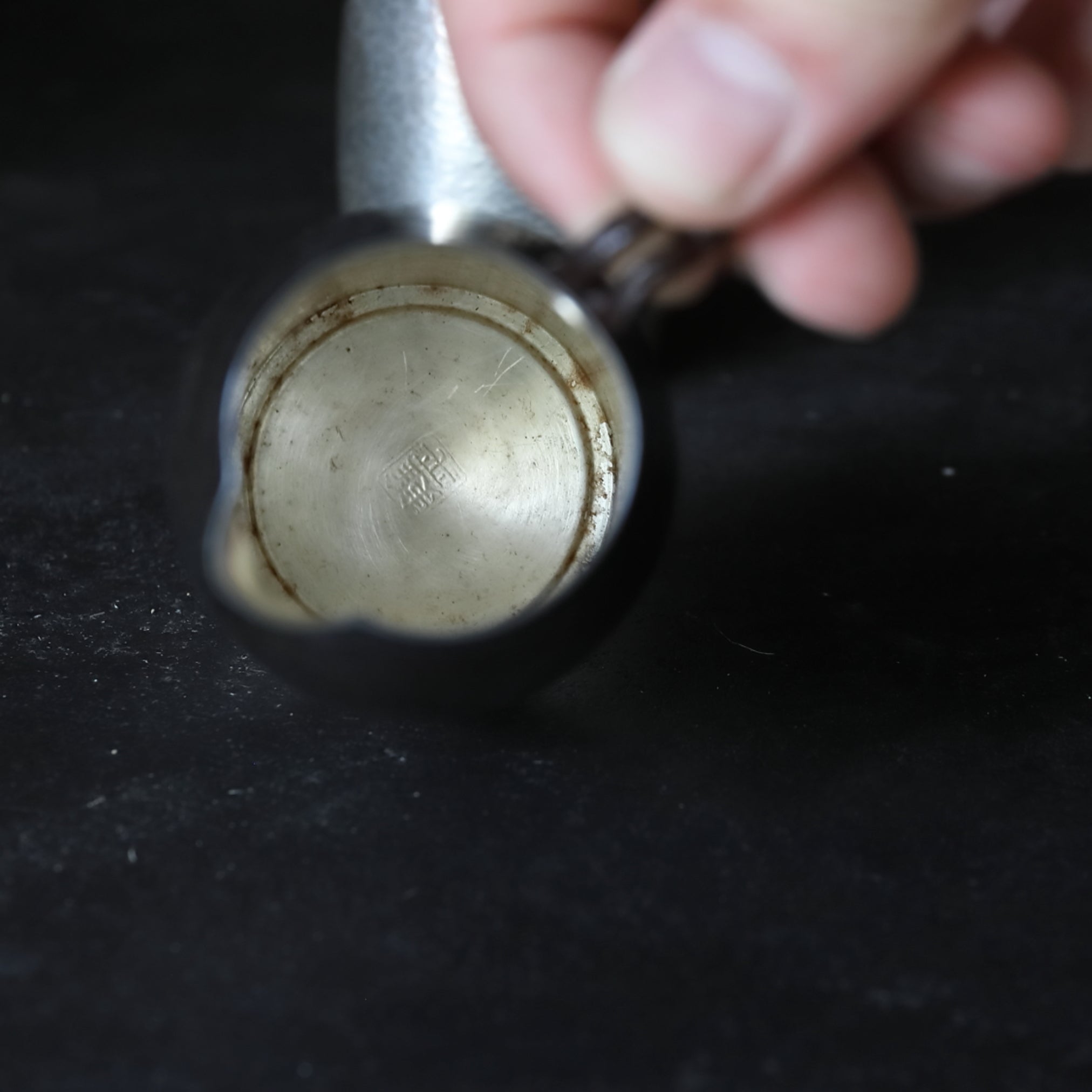 VERTEDOR DE SAKE DE PLATA, Con acabado martillado y asa en forma de lingzhi, marca seitetsudō, ōoka teppei zō, par