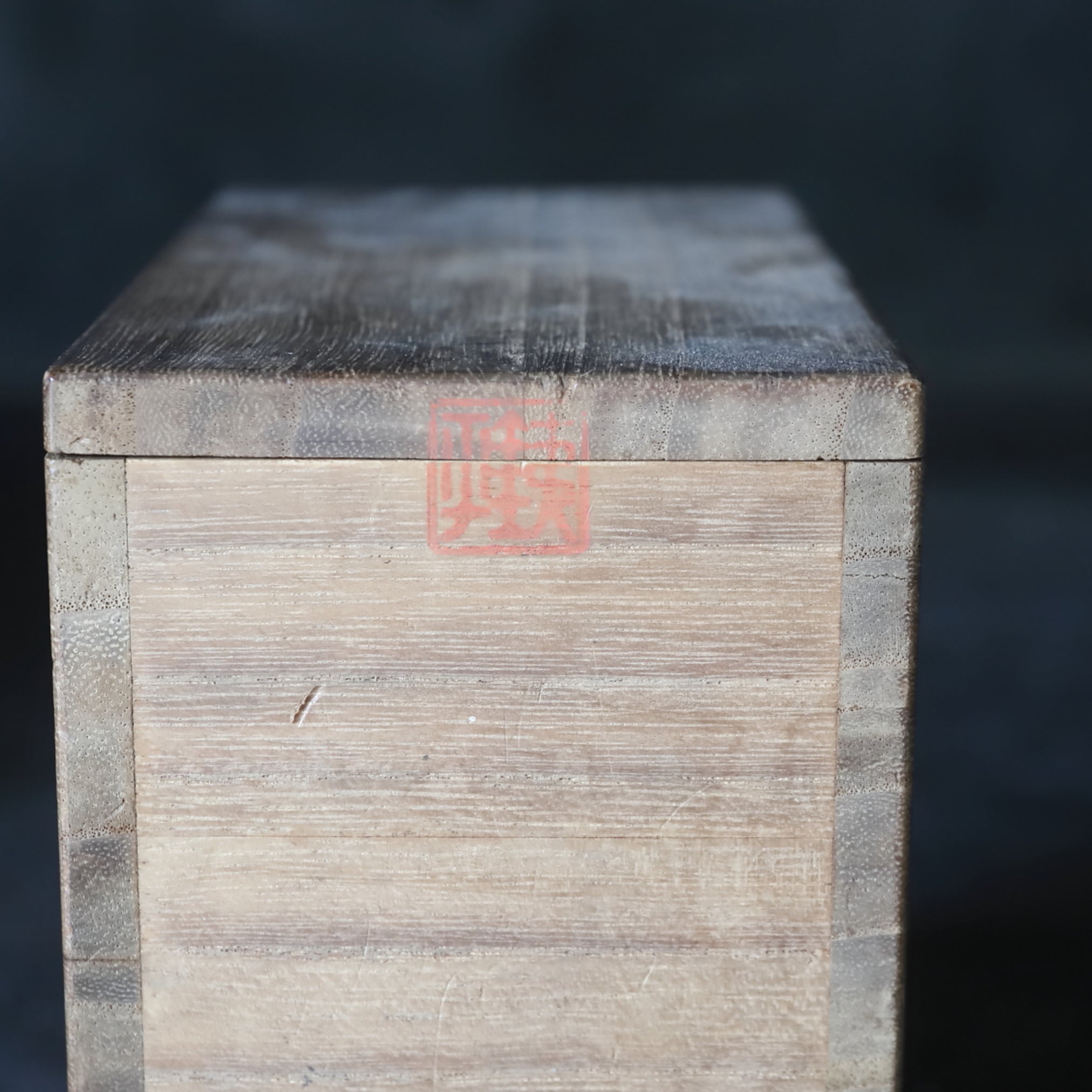 VERTEDOR DE SAKE DE PLATA, Con acabado martillado y asa en forma de lingzhi, marca seitetsudō, ōoka teppei zō, par