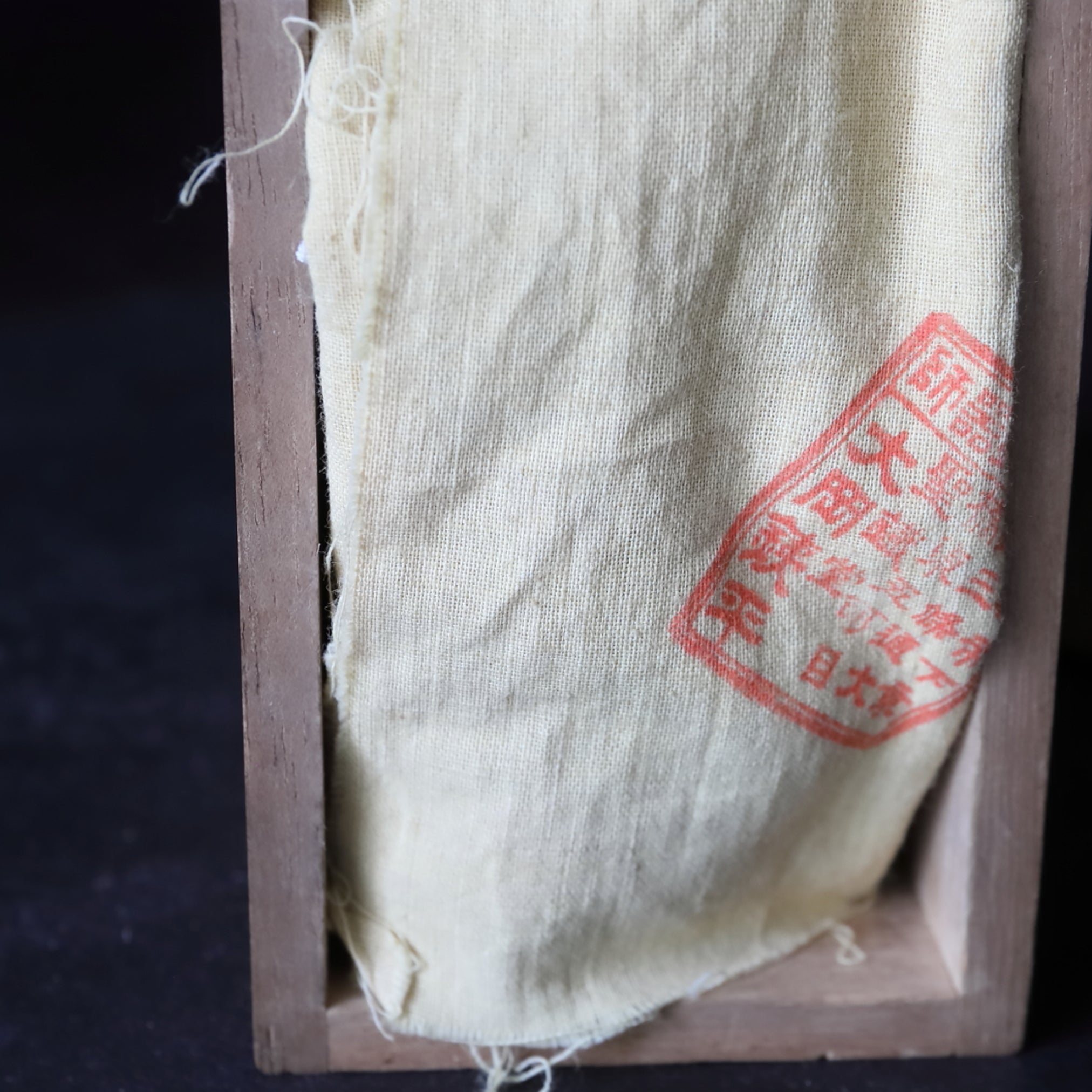 VERTEDOR DE SAKE DE PLATA, Con acabado martillado y asa en forma de lingzhi, marca seitetsudō, ōoka teppei zō, par