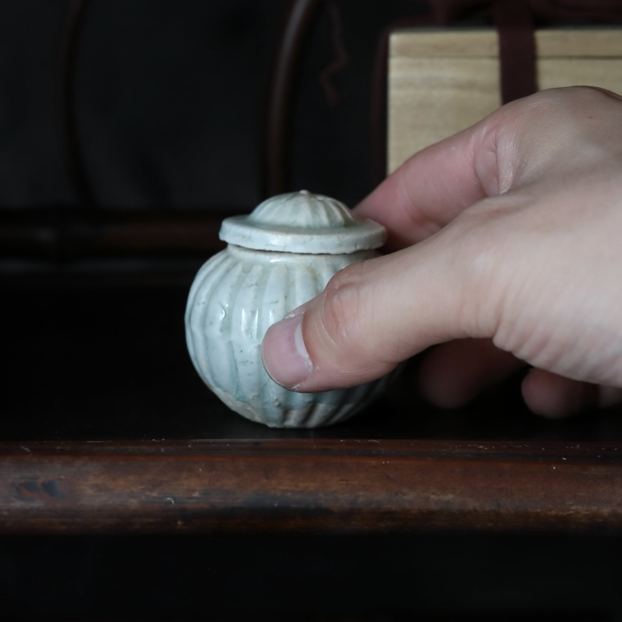 KLEINES GEFÄSS / TEEDOSE, Hutian-Keramik, yingqing mit gratmuster mit deckel, Song-Dynastie(960–1279 n. Chr.)