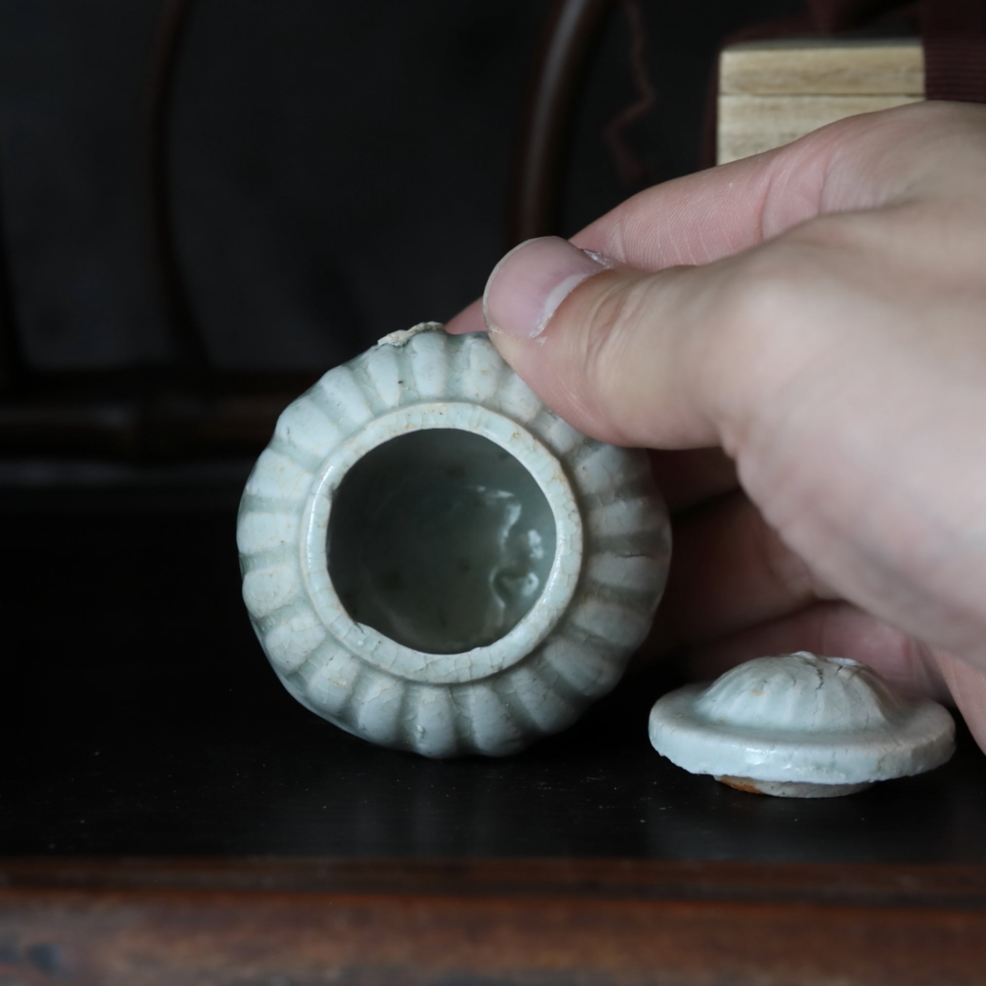 KLEINES GEFÄSS / TEEDOSE, Hutian-Keramik, yingqing mit gratmuster mit deckel, Song-Dynastie(960–1279 n. Chr.)