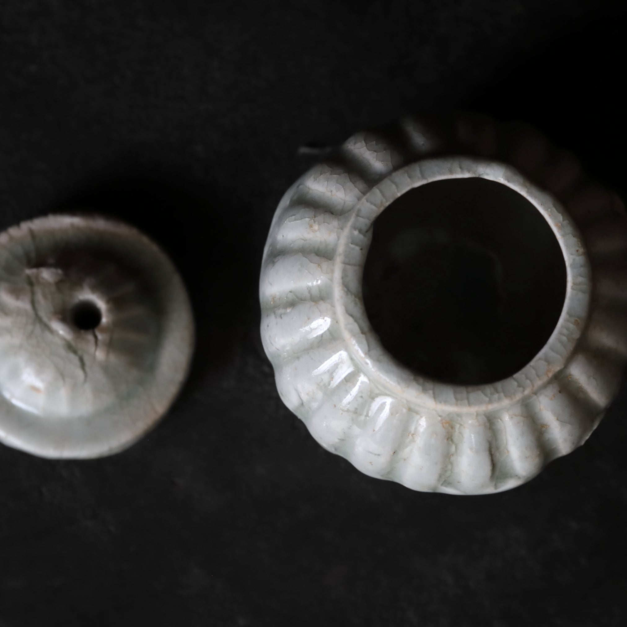 KLEINES GEFÄSS / TEEDOSE, Hutian-Keramik, yingqing mit gratmuster mit deckel, Song-Dynastie(960–1279 n. Chr.)