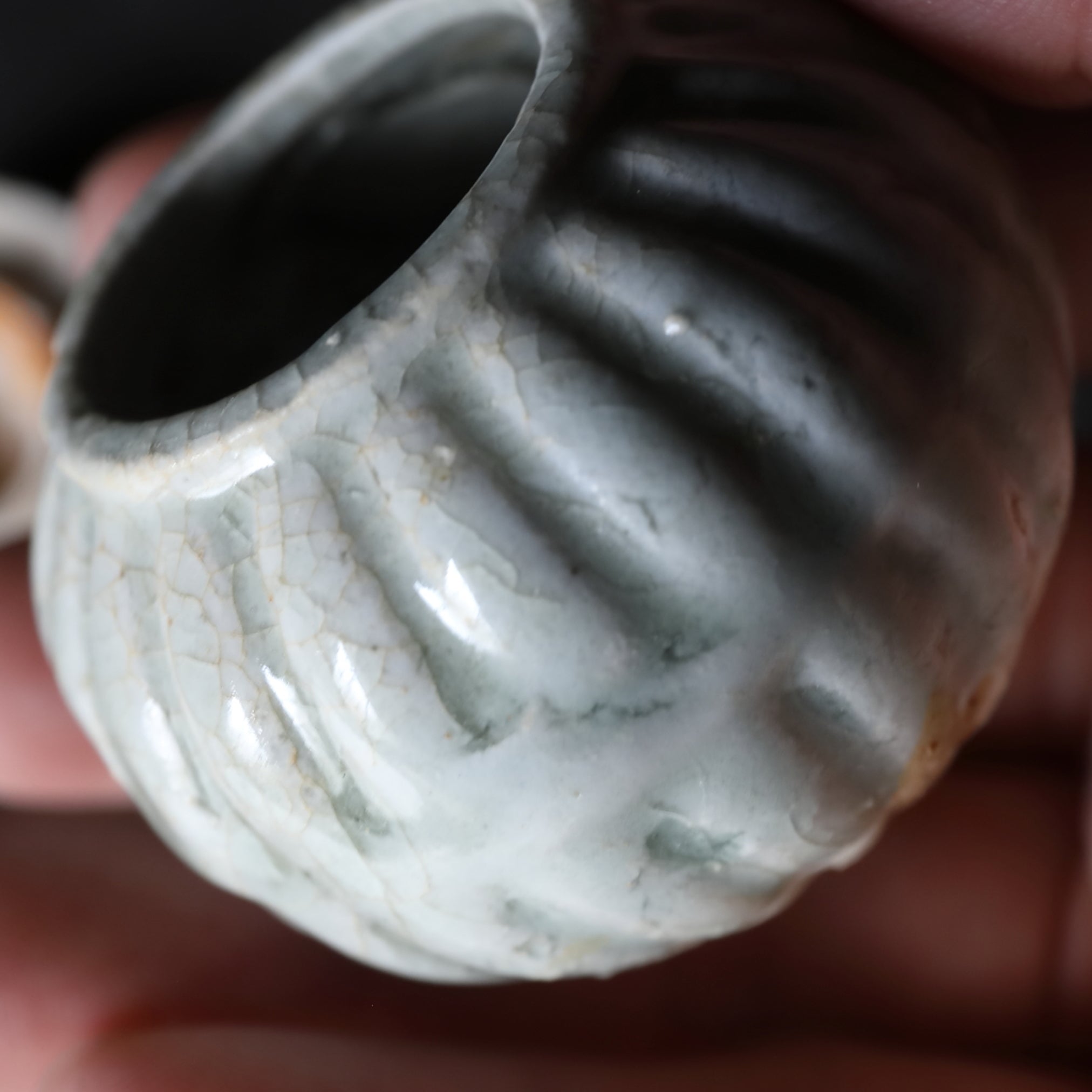 KLEINES GEFÄSS / TEEDOSE, Hutian-Keramik, yingqing mit gratmuster mit deckel, Song-Dynastie(960–1279 n. Chr.)