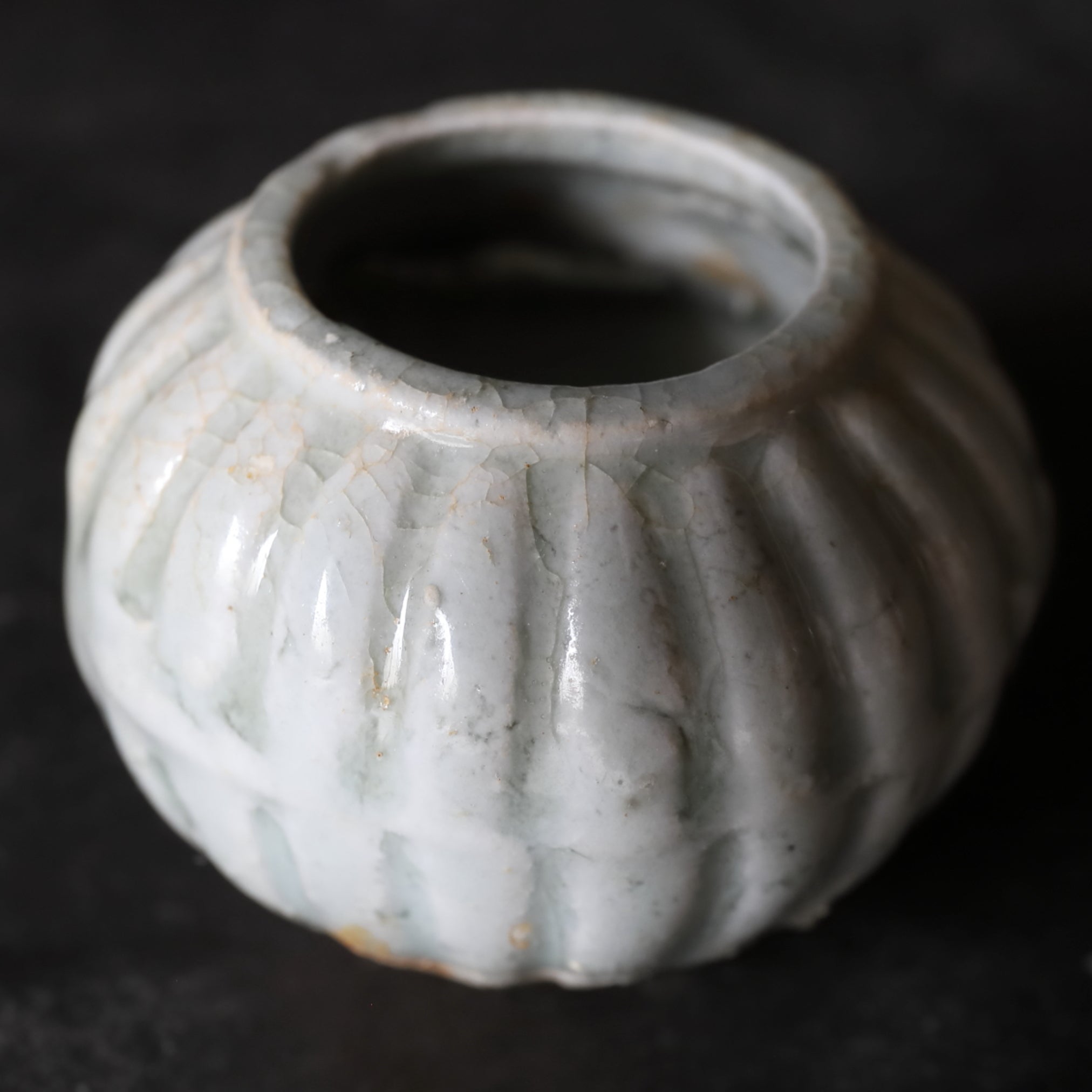 KLEINES GEFÄSS / TEEDOSE, Hutian-Keramik, yingqing mit gratmuster mit deckel, Song-Dynastie(960–1279 n. Chr.)