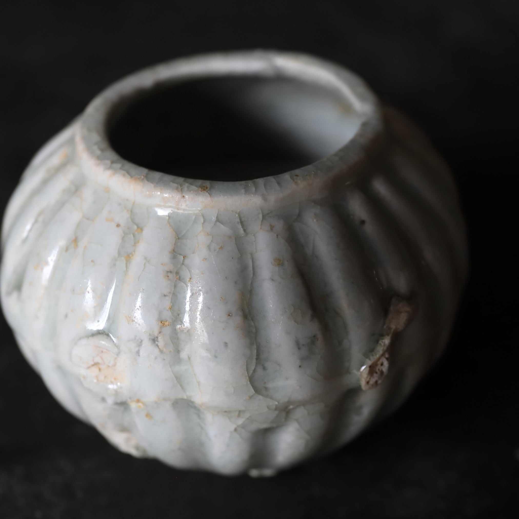 KLEINES GEFÄSS / TEEDOSE, Hutian-Keramik, yingqing mit gratmuster mit deckel, Song-Dynastie(960–1279 n. Chr.)