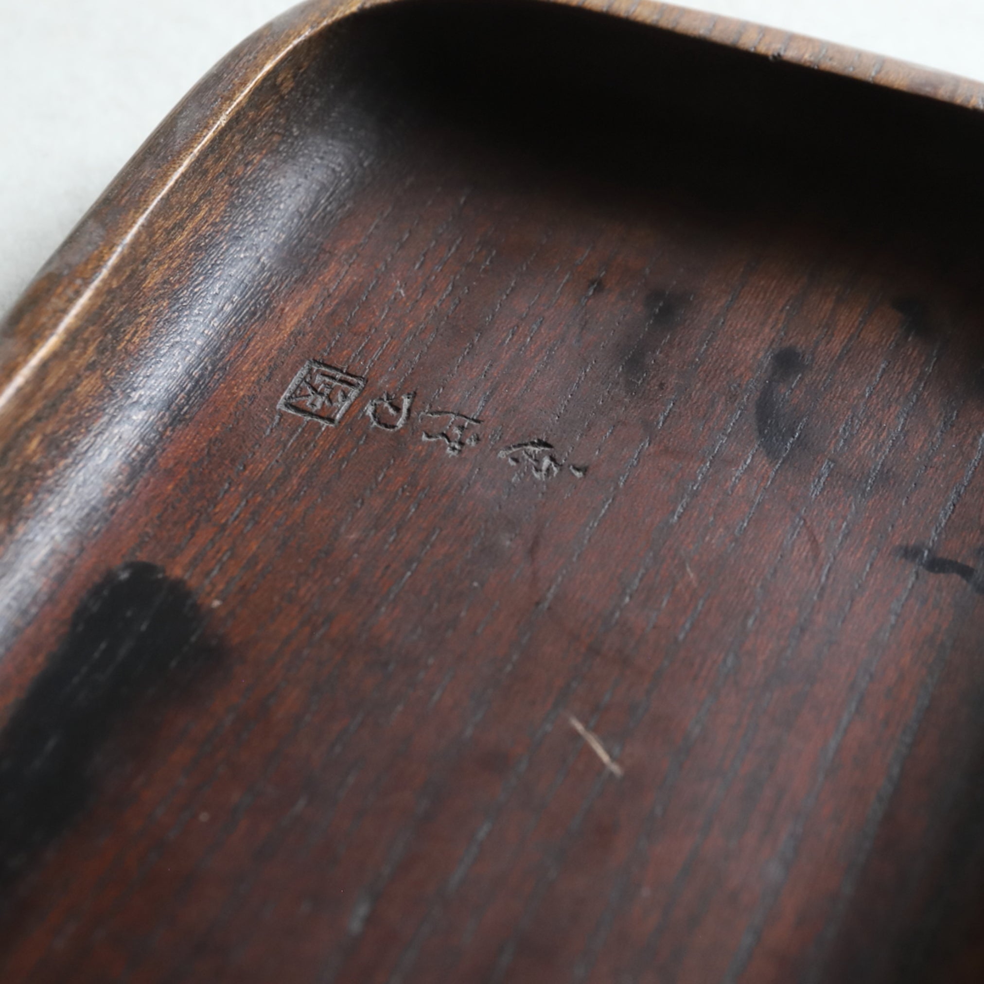 BANDEJA DE TÉ DE MADERA, Con diseño de loto con rana, Período Edo–Meiji(1603–1912 d. C.)