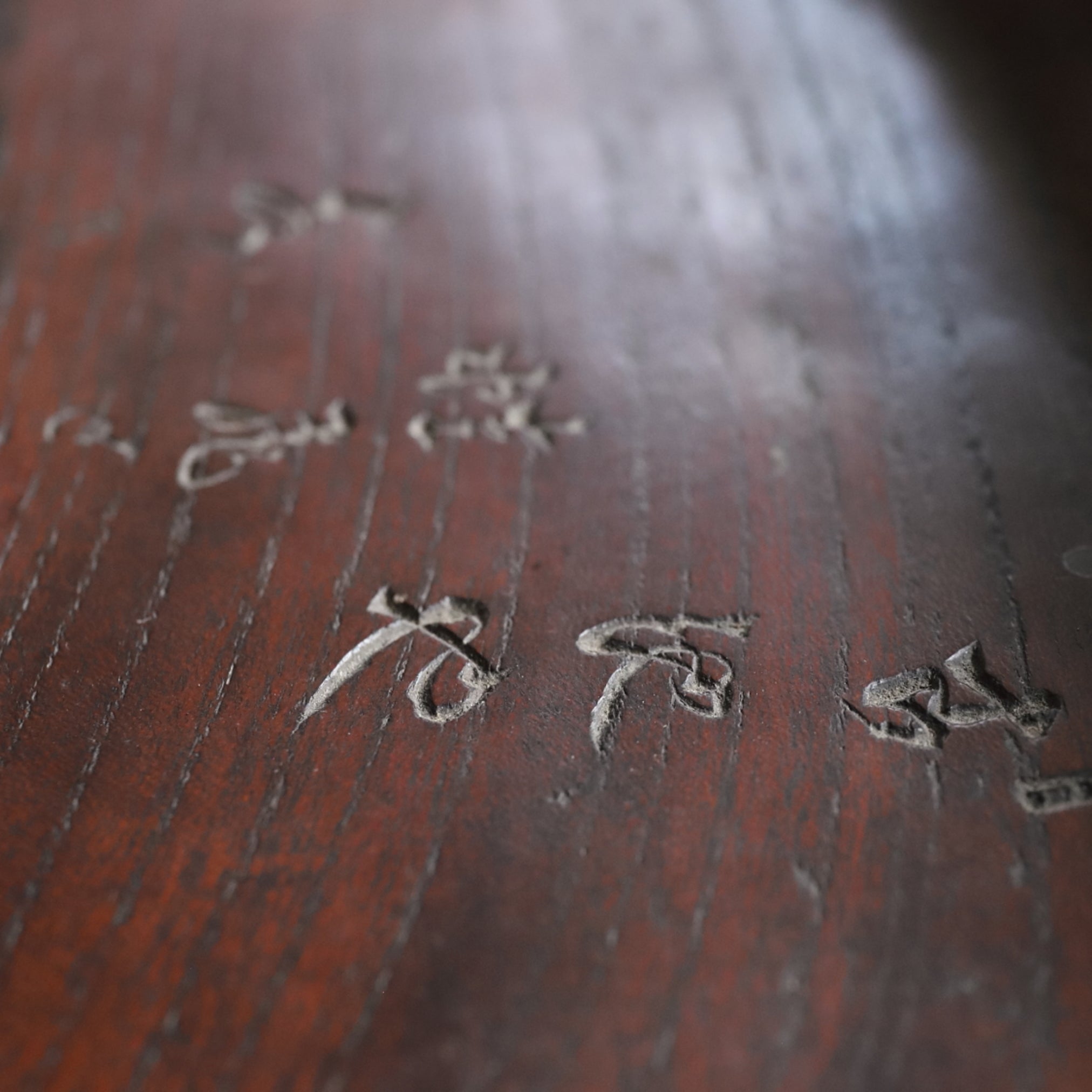 BANDEJA DE TÉ DE MADERA, Con diseño de loto con rana, Período Edo–Meiji(1603–1912 d. C.)