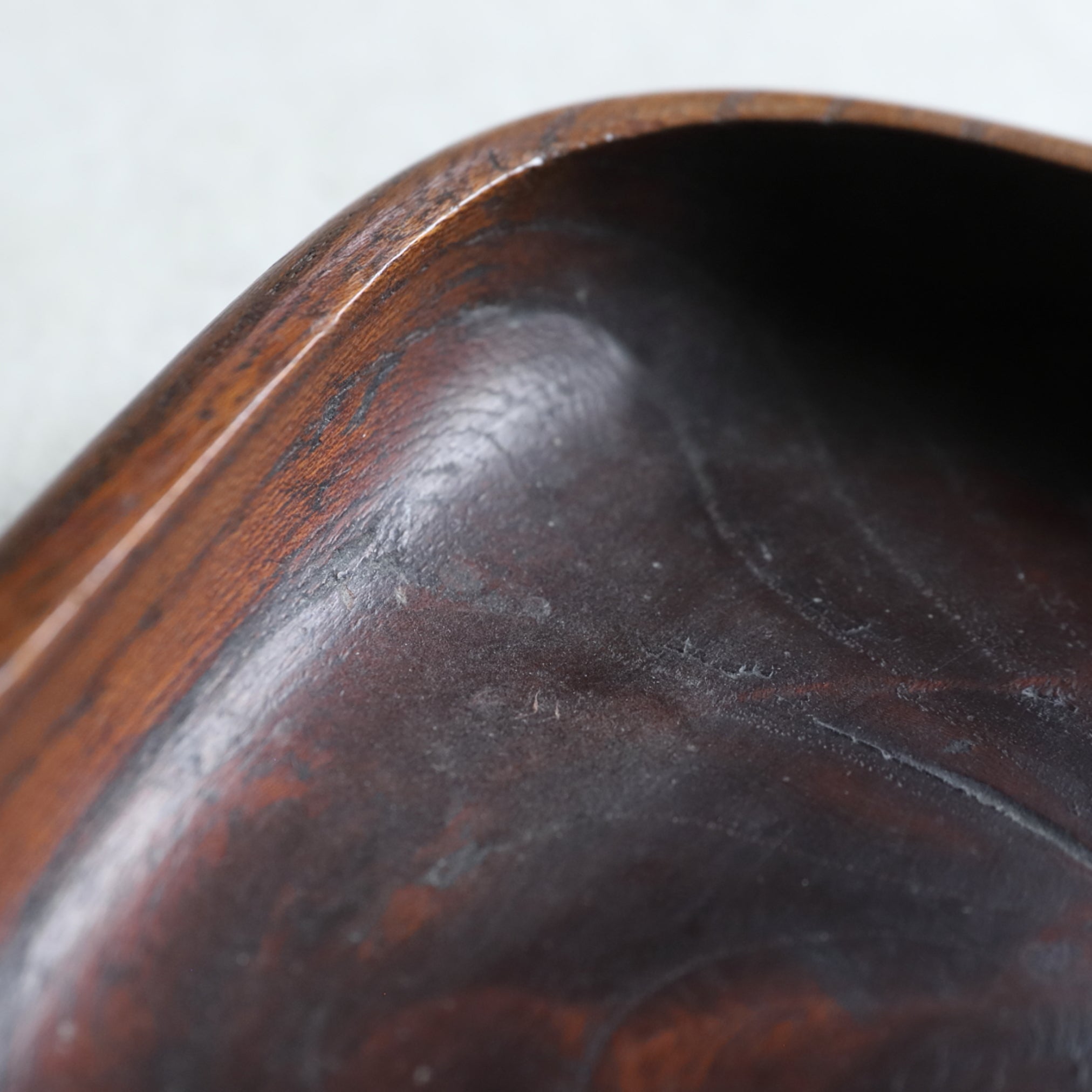 BANDEJA DE TÉ DE MADERA, Con diseño de loto con rana, Período Edo–Meiji(1603–1912 d. C.)