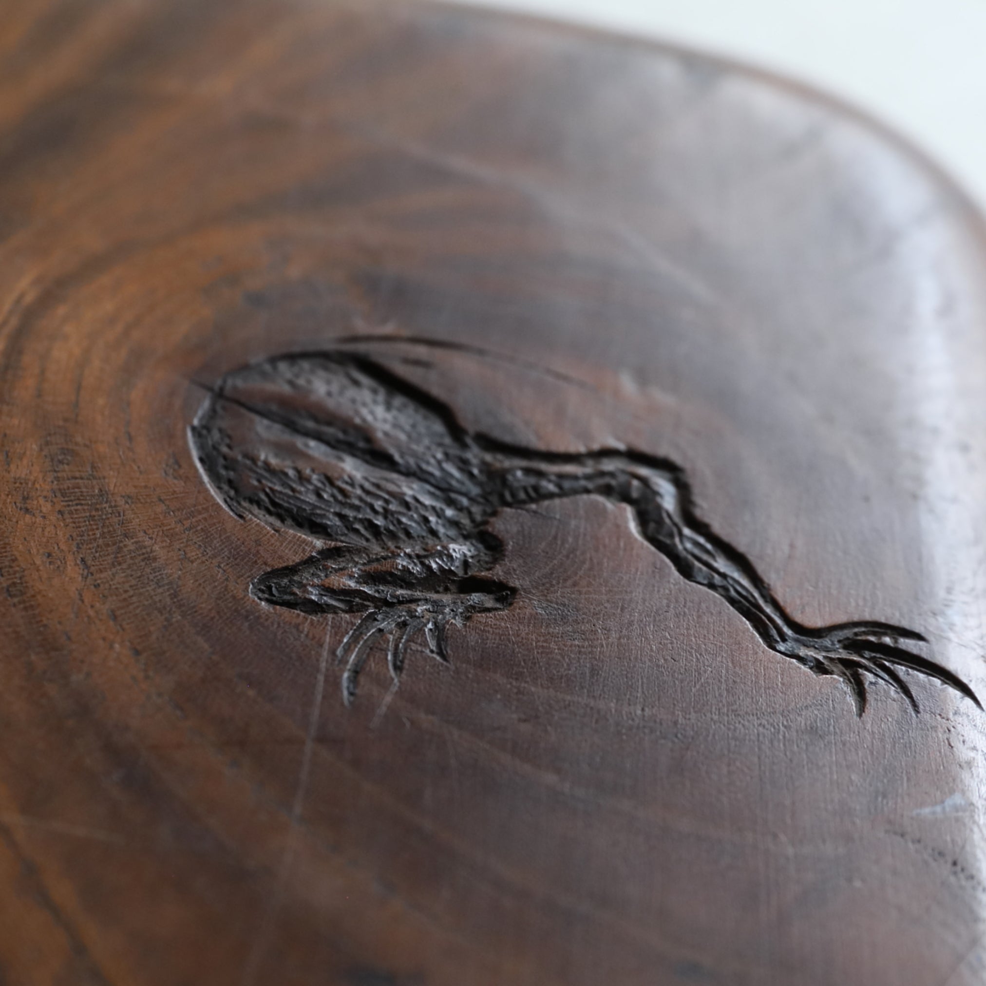 BANDEJA DE TÉ DE MADERA, Con diseño de loto con rana, Período Edo–Meiji(1603–1912 d. C.)