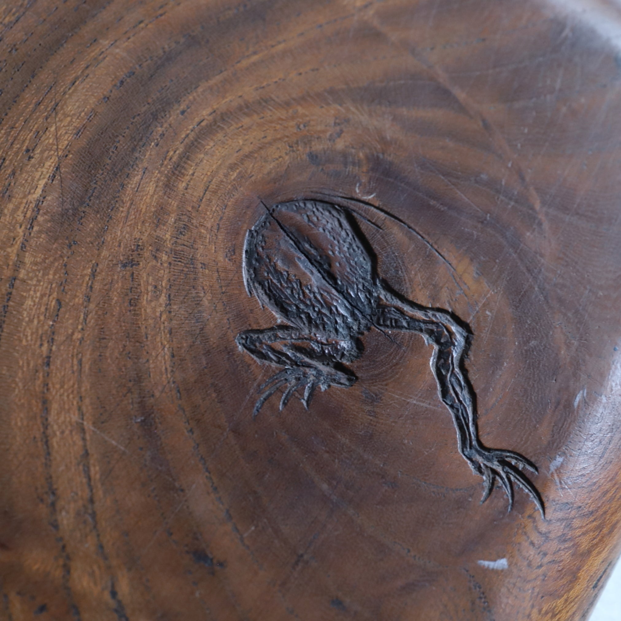 BANDEJA DE TÉ DE MADERA, Con diseño de loto con rana, Período Edo–Meiji(1603–1912 d. C.)