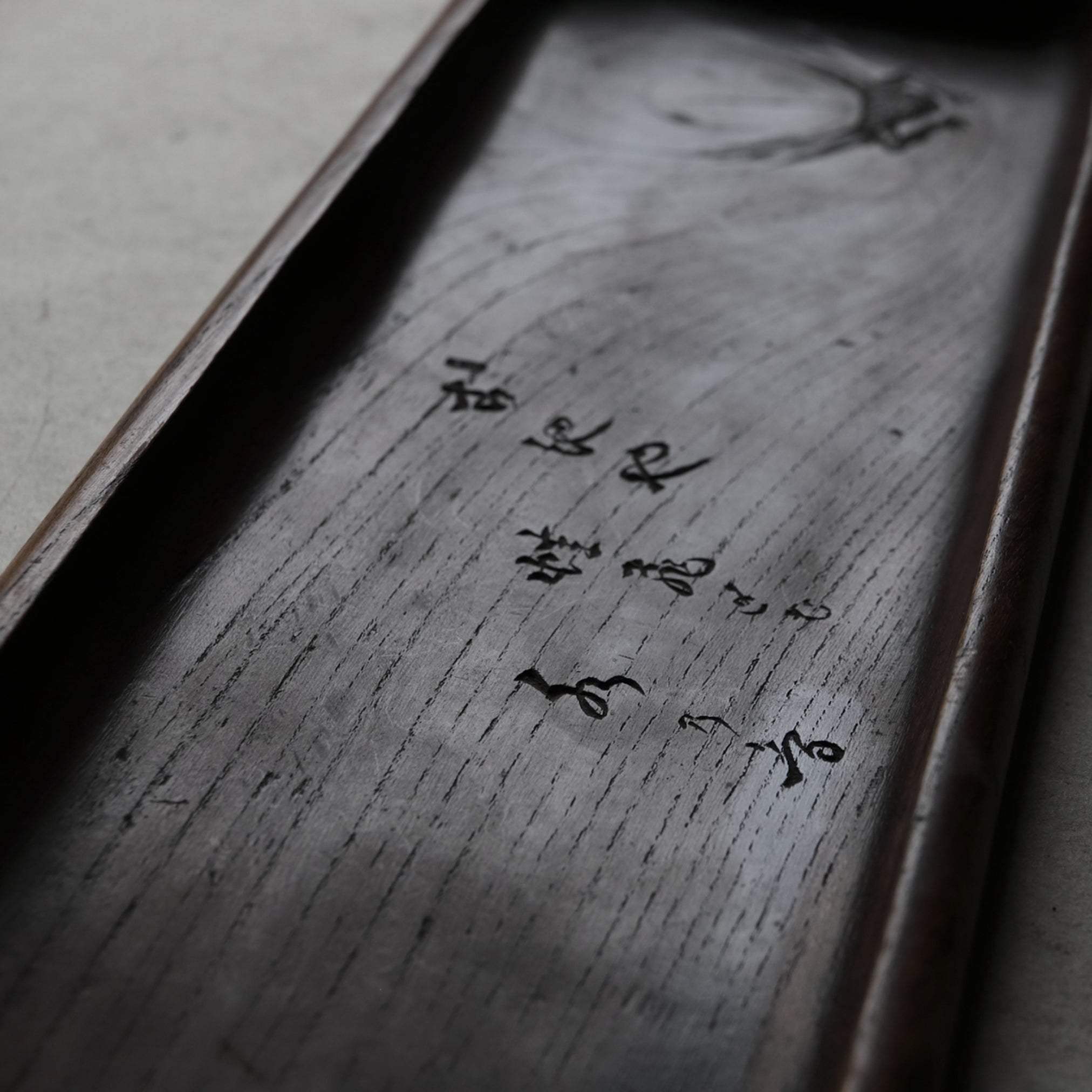 BANDEJA DE TÉ DE MADERA, Con diseño de loto con rana, Período Edo–Meiji(1603–1912 d. C.)