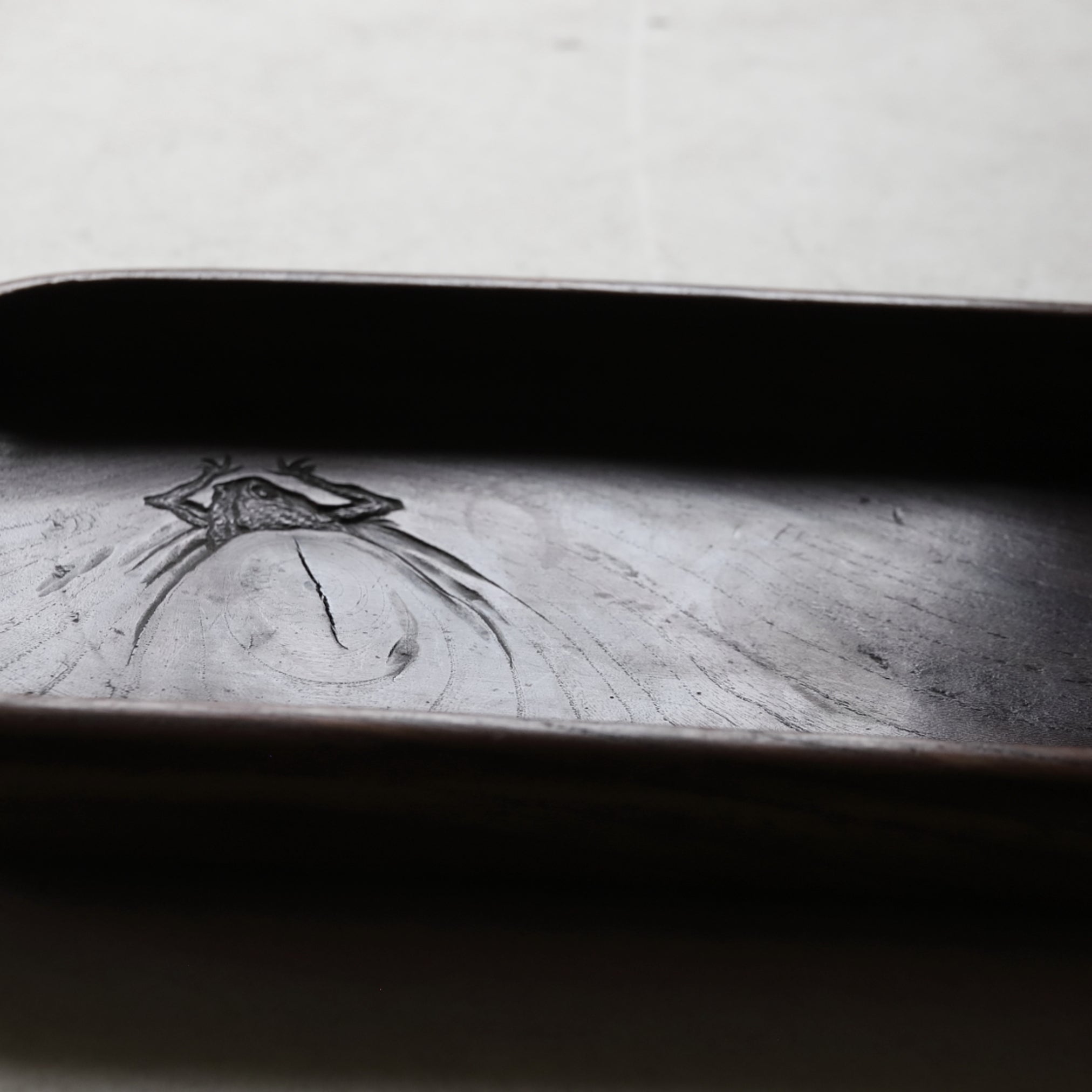 BANDEJA DE TÉ DE MADERA, Con diseño de loto con rana, Período Edo–Meiji(1603–1912 d. C.)