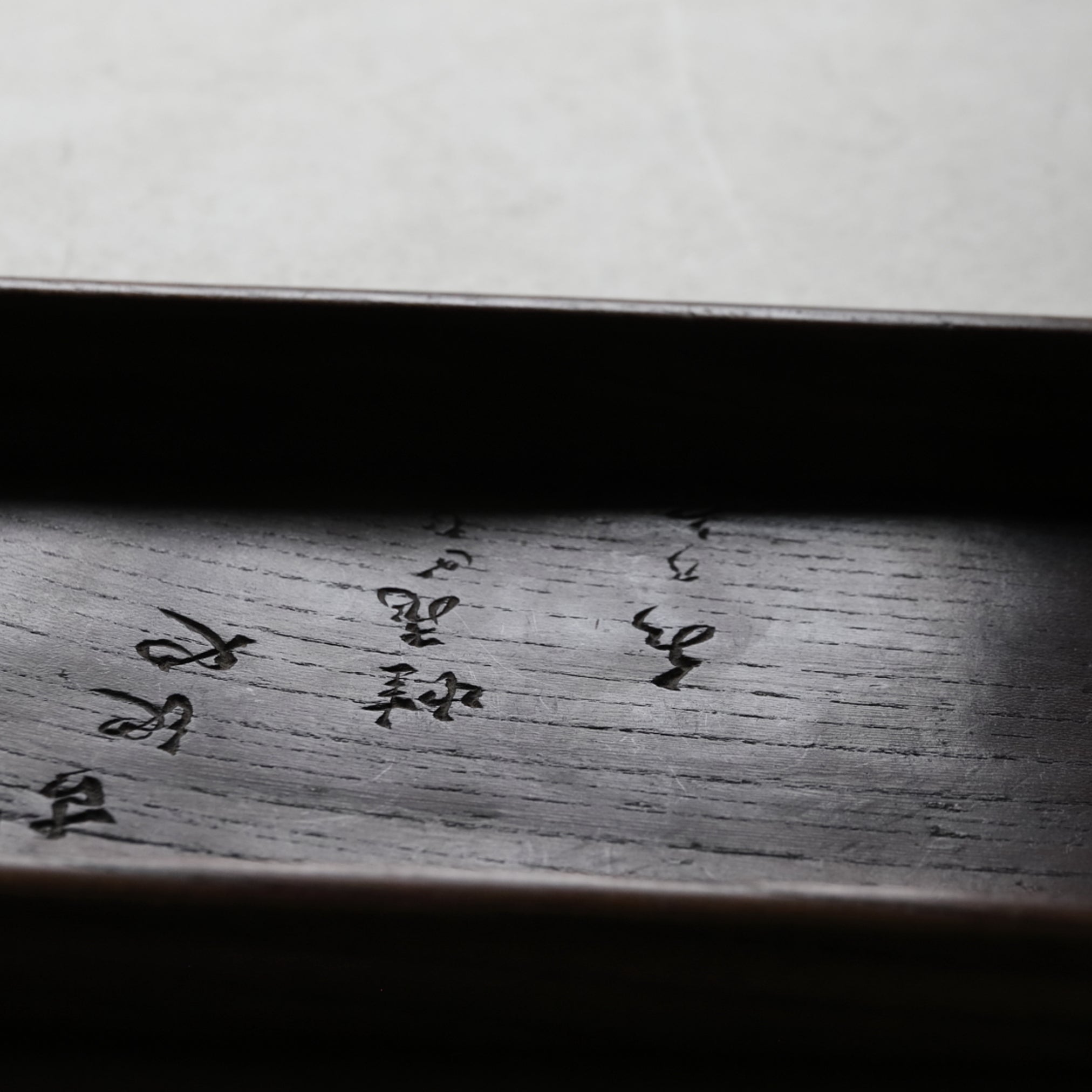 BANDEJA DE TÉ DE MADERA, Con diseño de loto con rana, Período Edo–Meiji(1603–1912 d. C.)