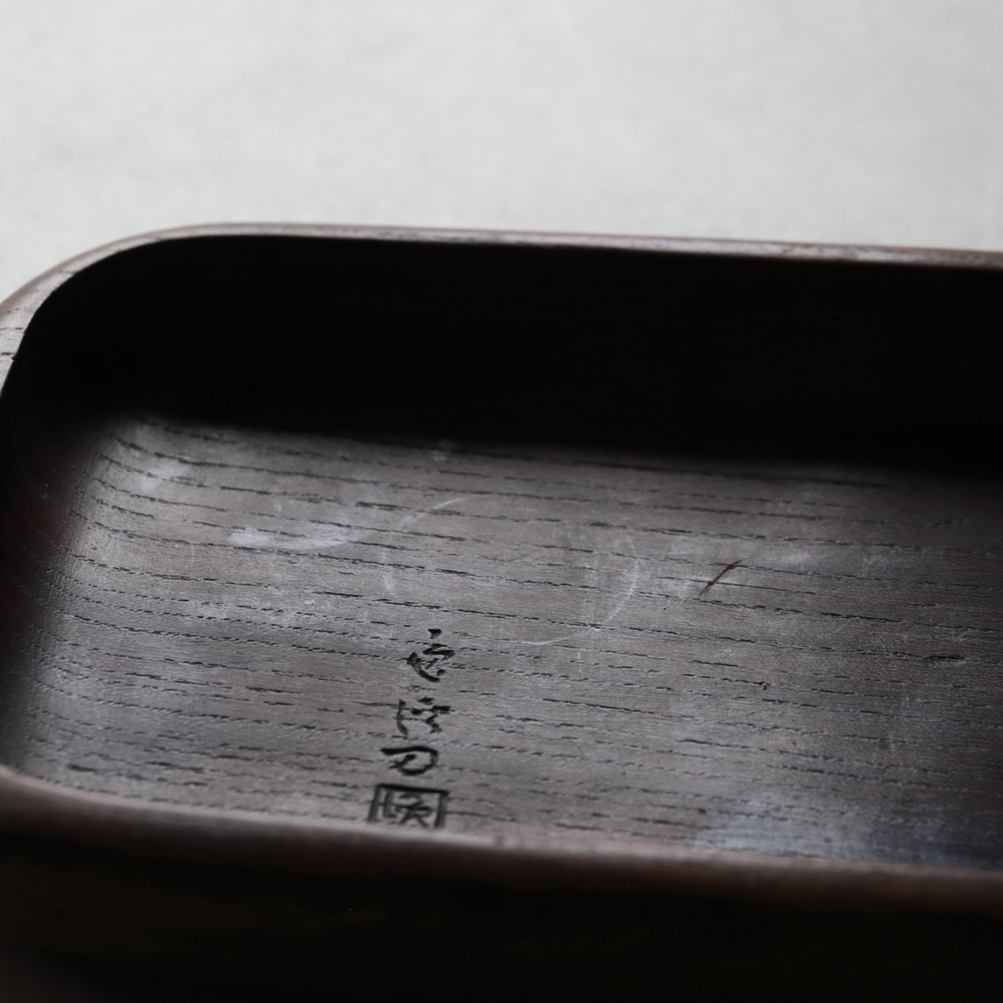 BANDEJA DE TÉ DE MADERA, Con diseño de loto con rana, Período Edo–Meiji(1603–1912 d. C.)