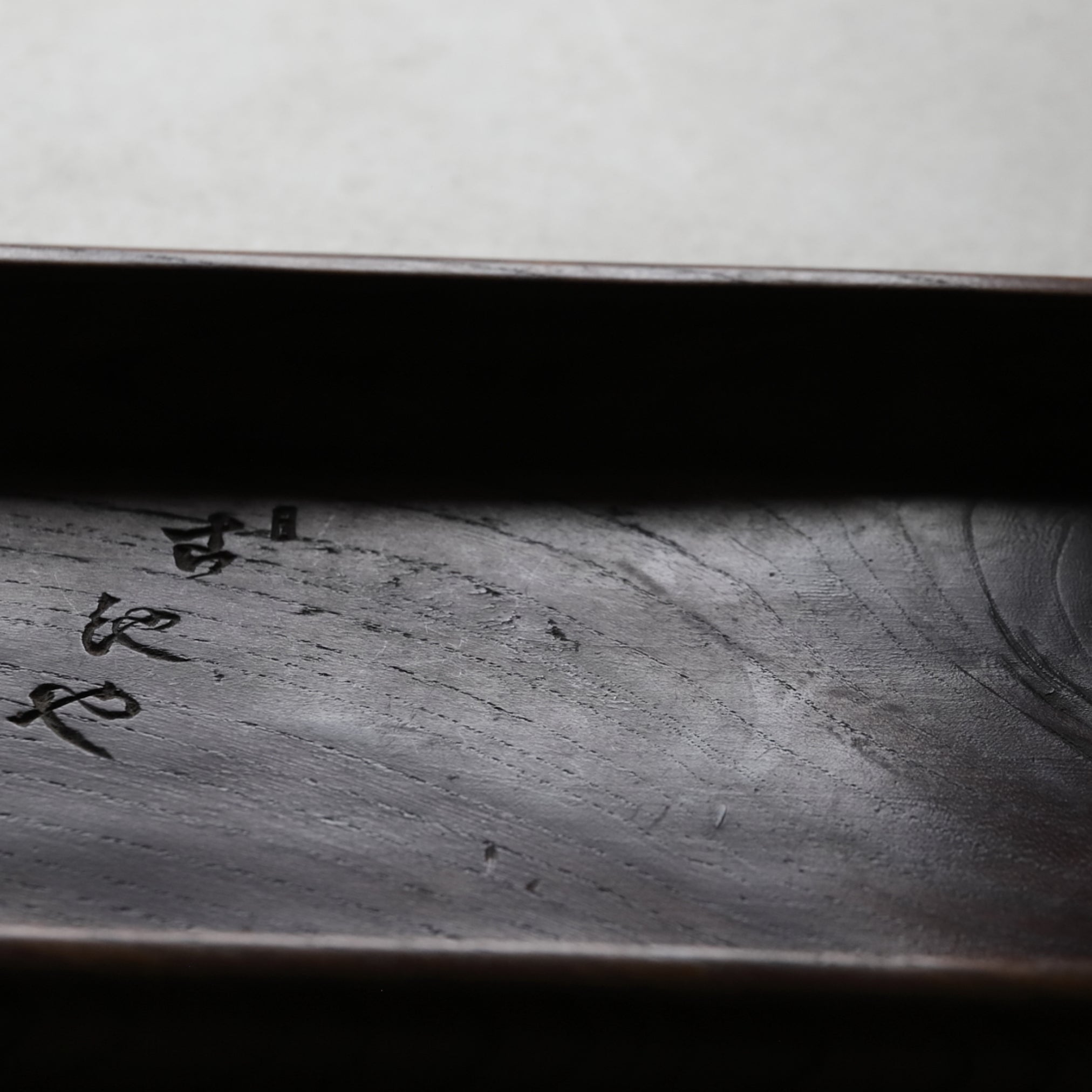 BANDEJA DE TÉ DE MADERA, Con diseño de loto con rana, Período Edo–Meiji(1603–1912 d. C.)
