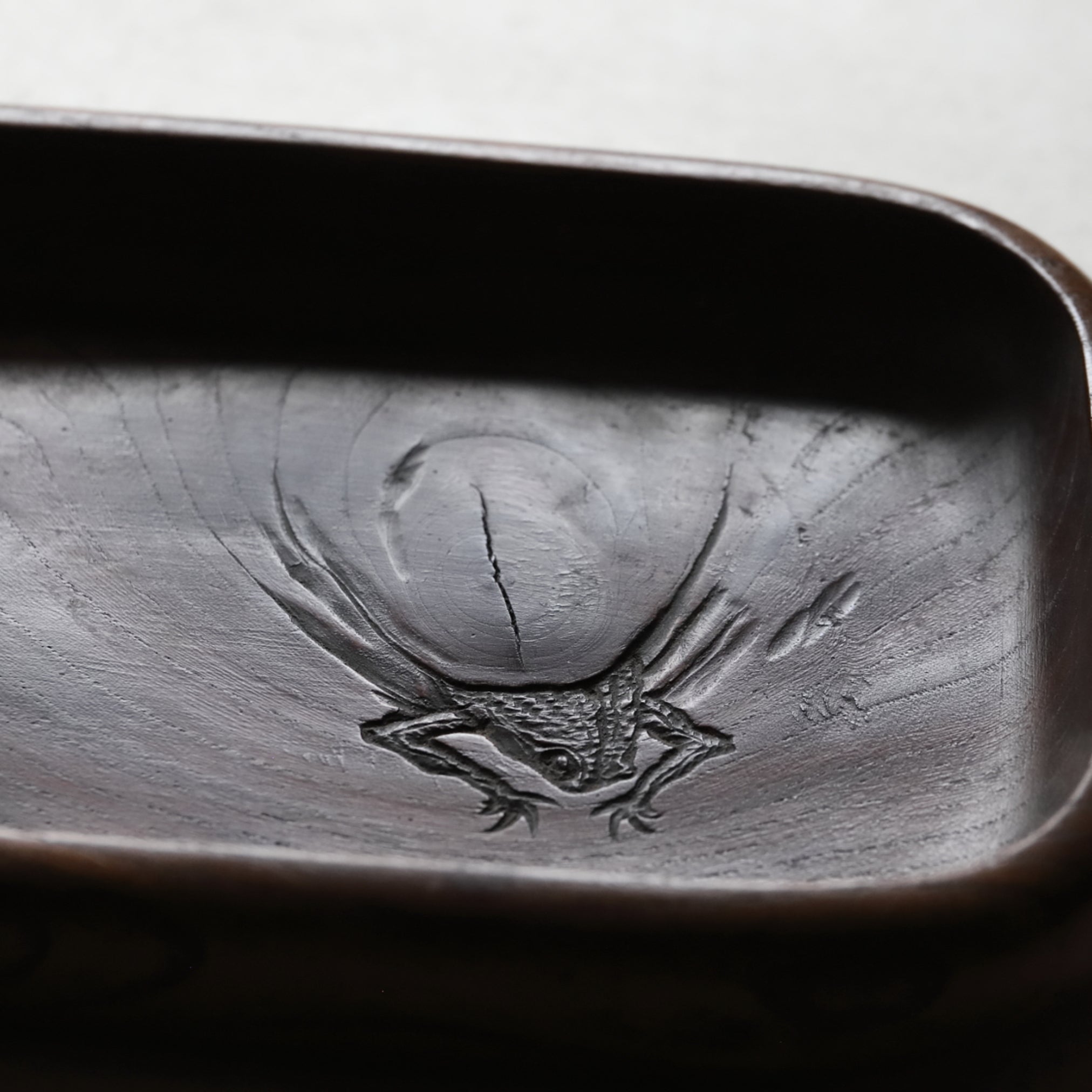 BANDEJA DE TÉ DE MADERA, Con diseño de loto con rana, Período Edo–Meiji(1603–1912 d. C.)