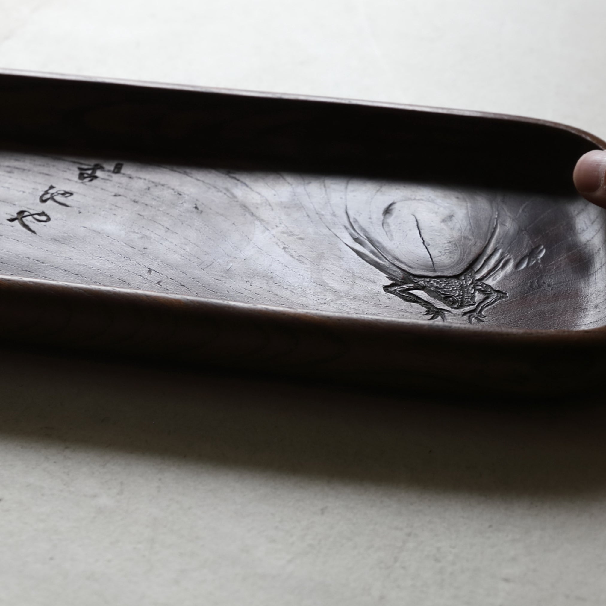BANDEJA DE TÉ DE MADERA, Con diseño de loto con rana, Período Edo–Meiji(1603–1912 d. C.)